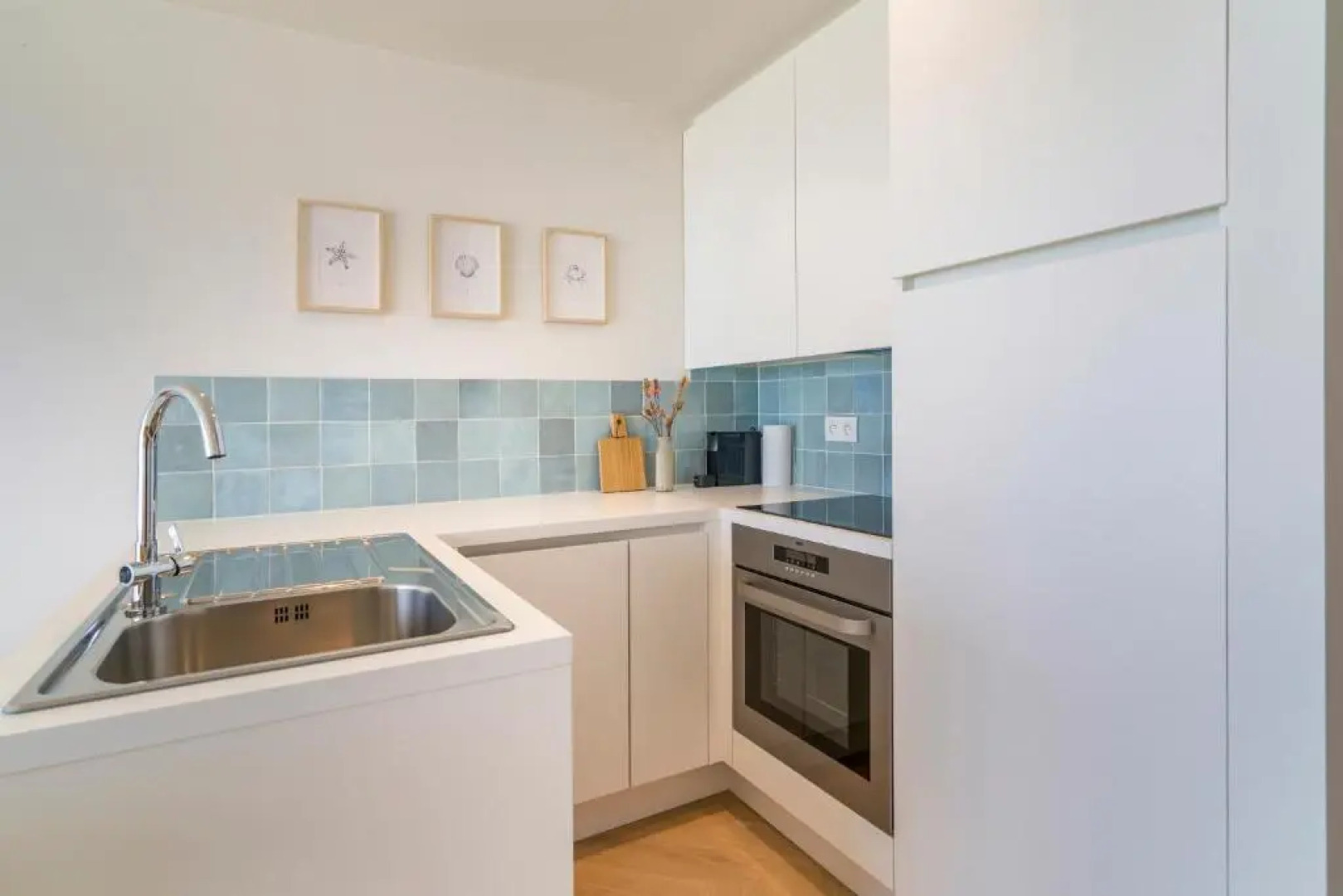 Moderne Studio Met Fantastisch Frontaal Zeezicht