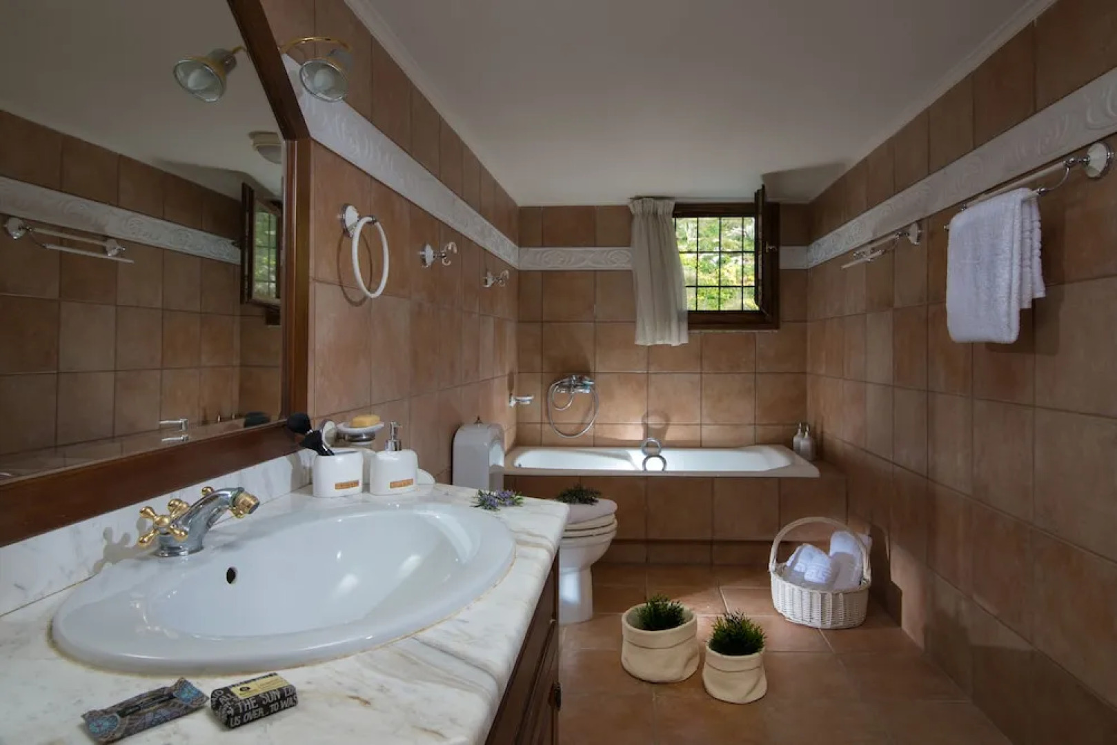 Oniropetra Luxury Suites