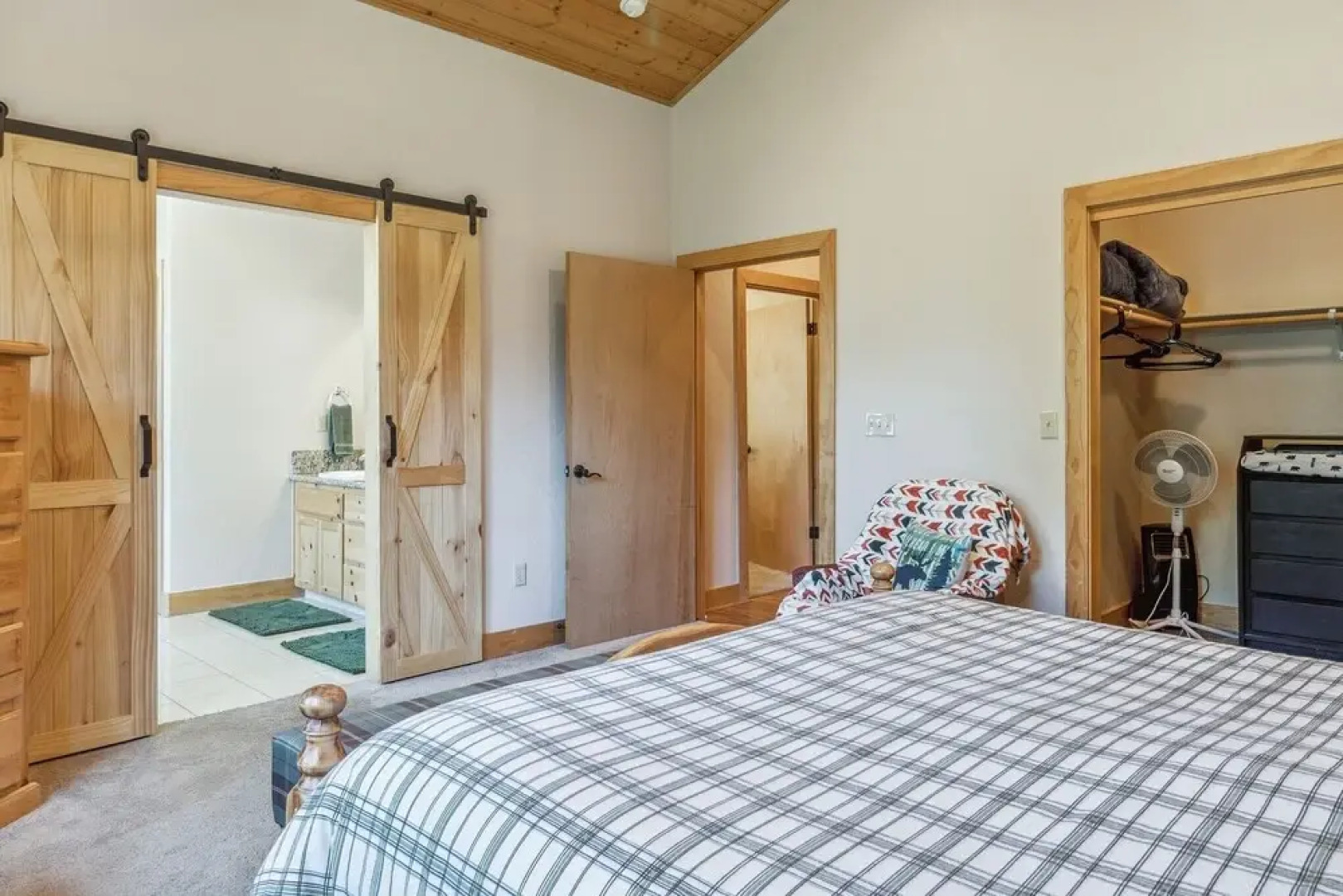 Spacious 4br/3ba. Continuous hot Water Tank! 4 Bedroom Home by Redawning