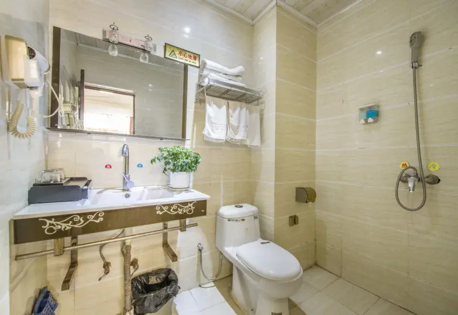 Donghao Hotel (Xichang tourism distribution center store)