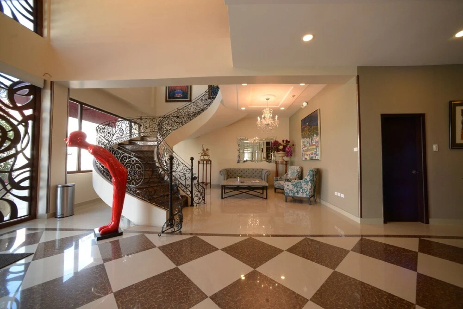 Quindeloma Art Hotel And Gallery