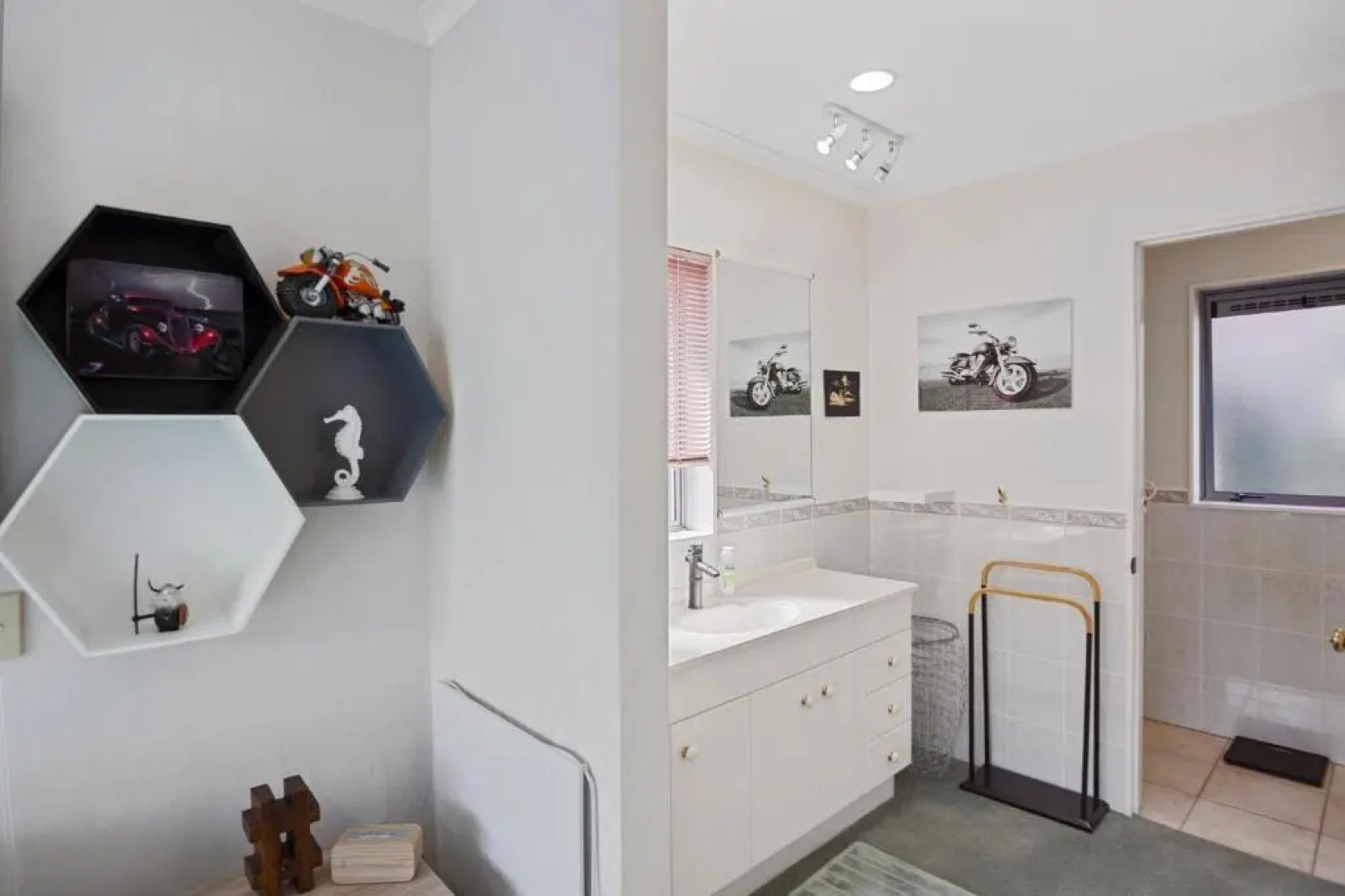 Fantails Roost - Bowentown Holiday Home