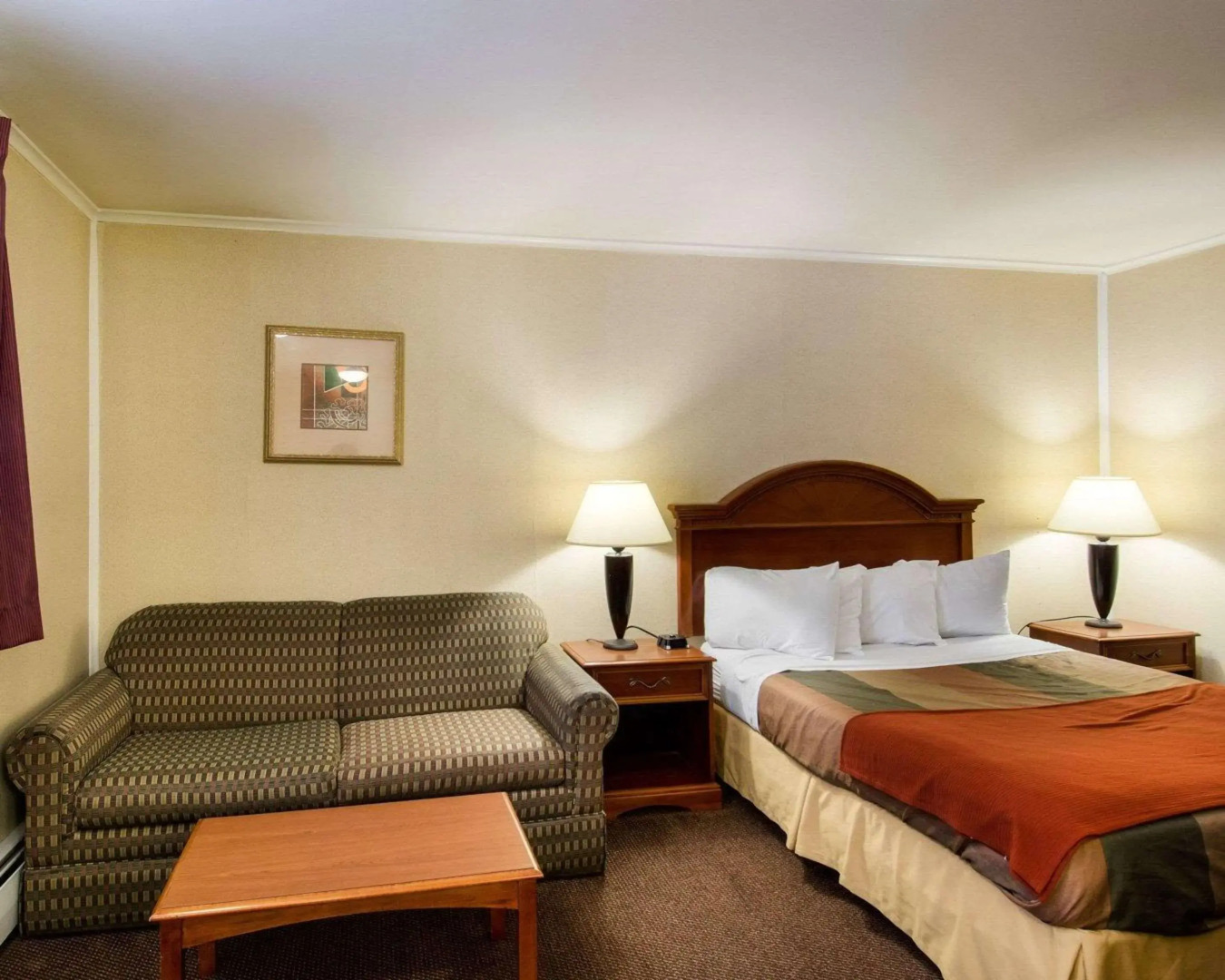 Econo Lodge Inn & Suites