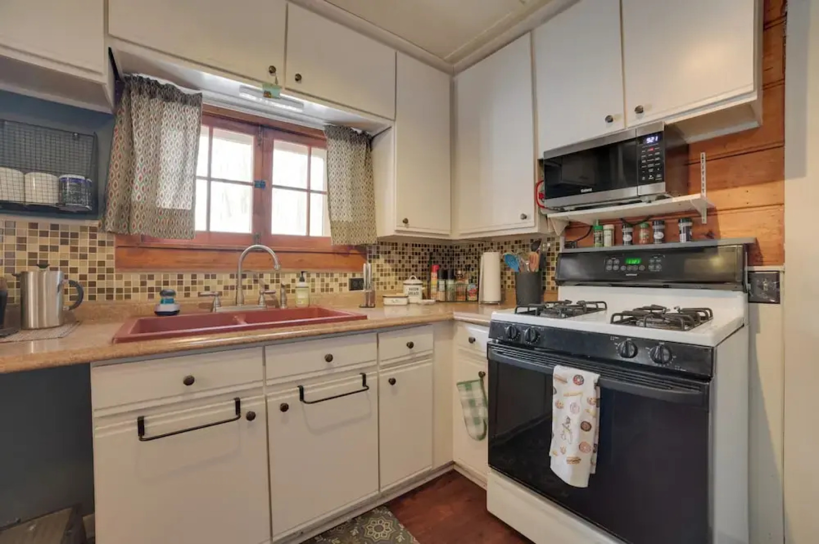 Family-friendly Cabin: Walk to Lake Access!