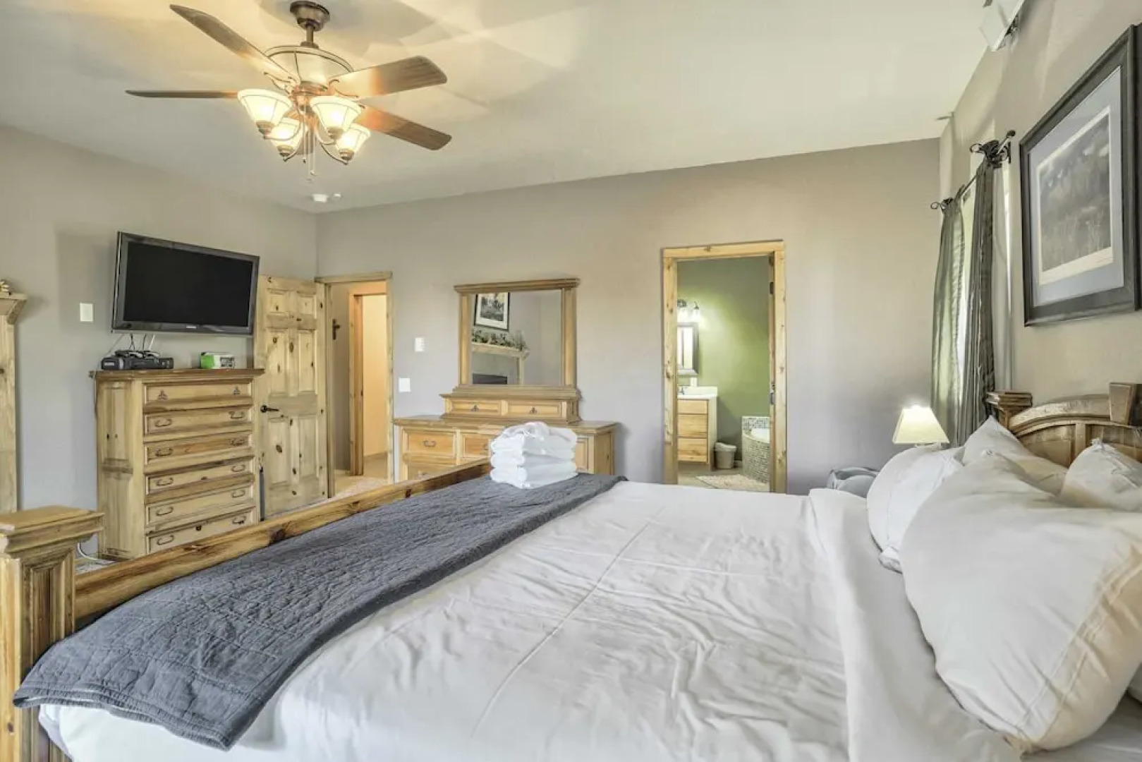 4BD Quiet Ranch Setting Historical Canyon Views