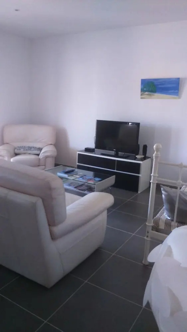 Apartment With 2 Bedrooms in Saint-cyr-sur-mer, With Pool Access, Furn