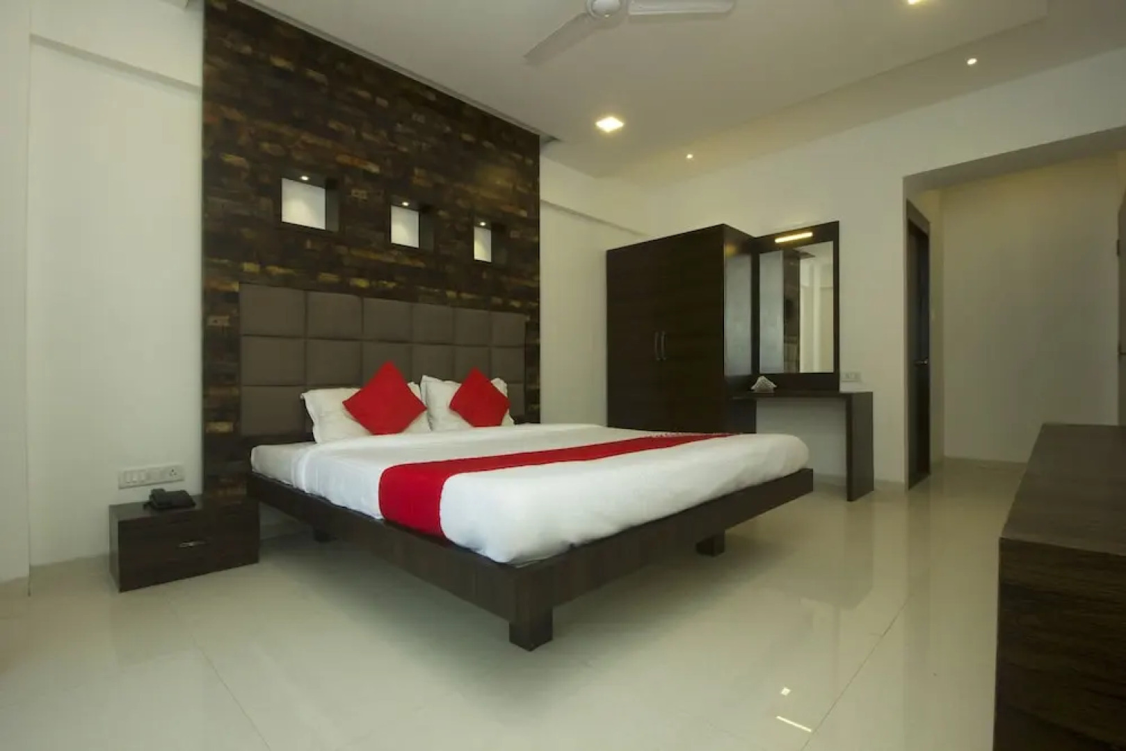 OYO 22919 Blue Roof Sea Side