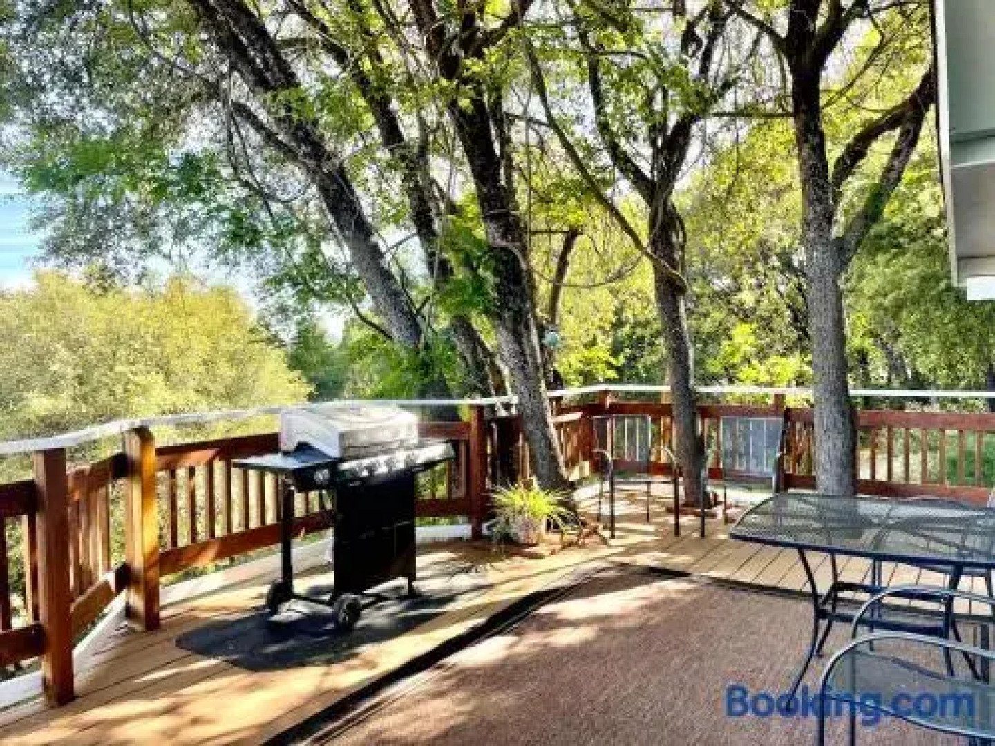 Sierra Mountain Lodge