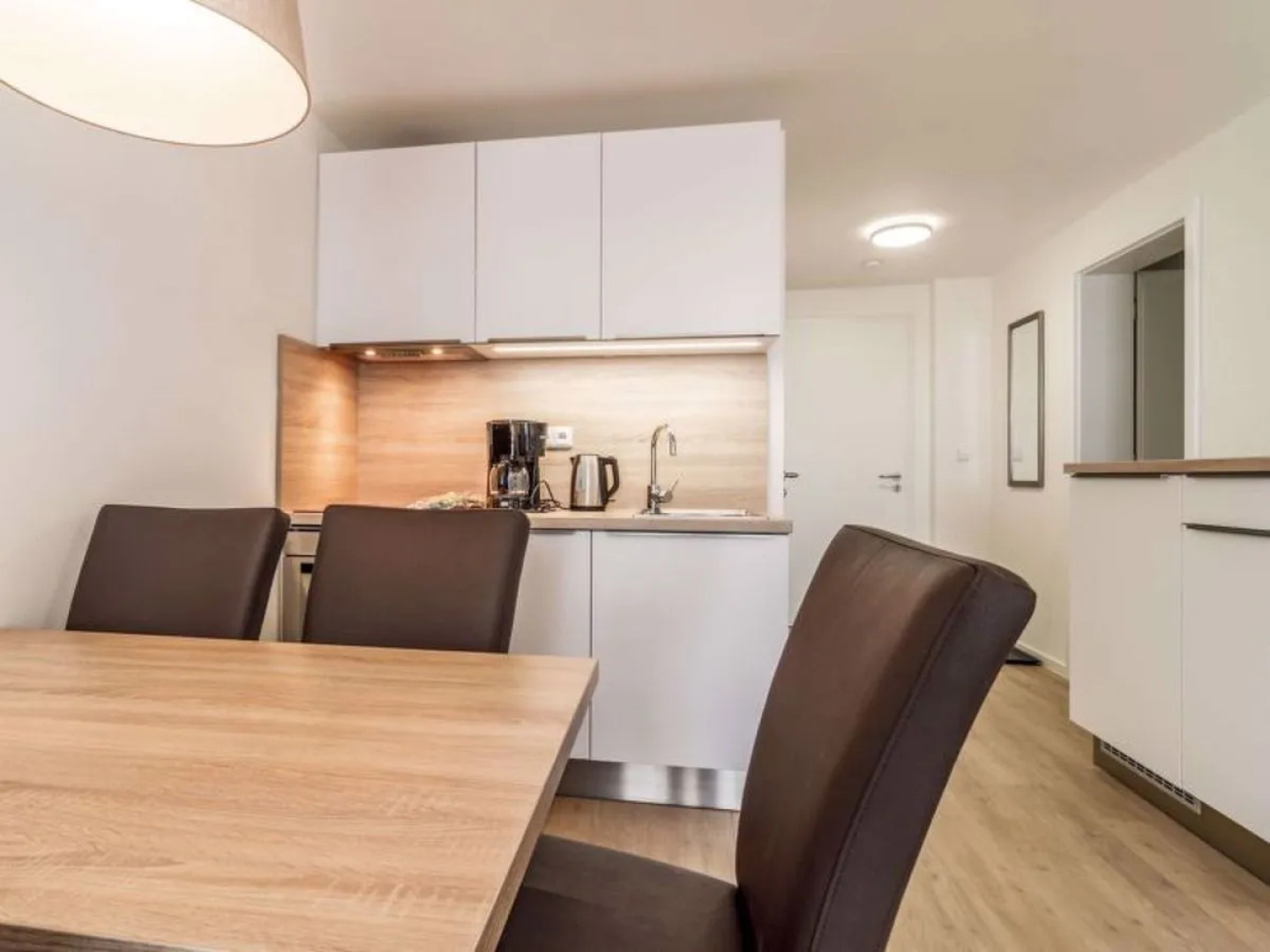 Lakeside Village 25463