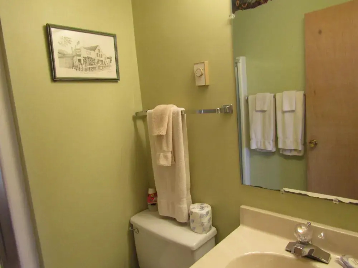 Skyleaf E_17 2 Bedroom Condo by RedAwning