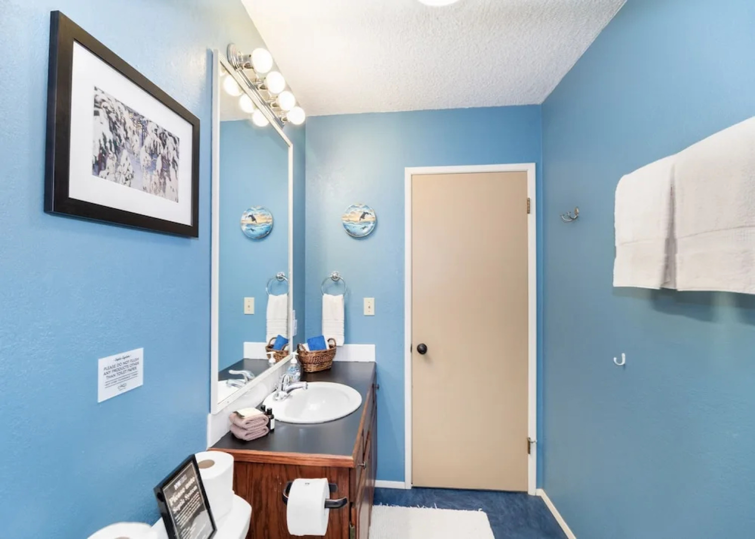 Maple Leaf Lodge 3 Bedroom Home by NW Comfy Cabins by RedAwning