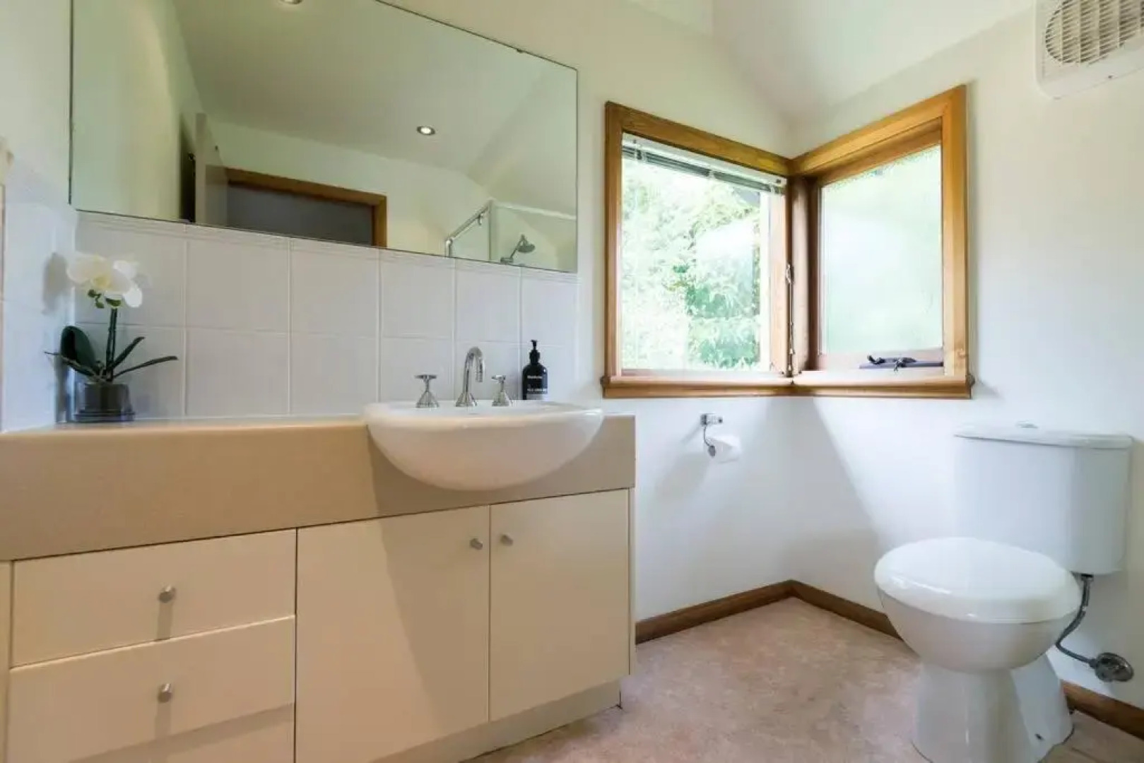 Best Location in Hobart! Luxury 4 bedroom with stunning views