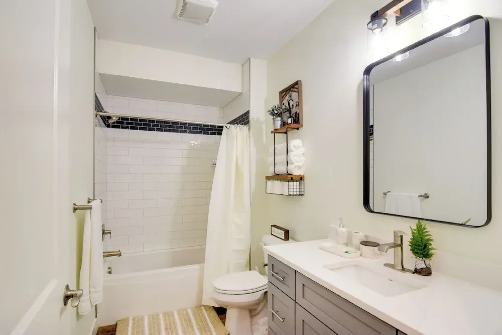 Walk to Lititz Springs Park: Dtwn Apt!