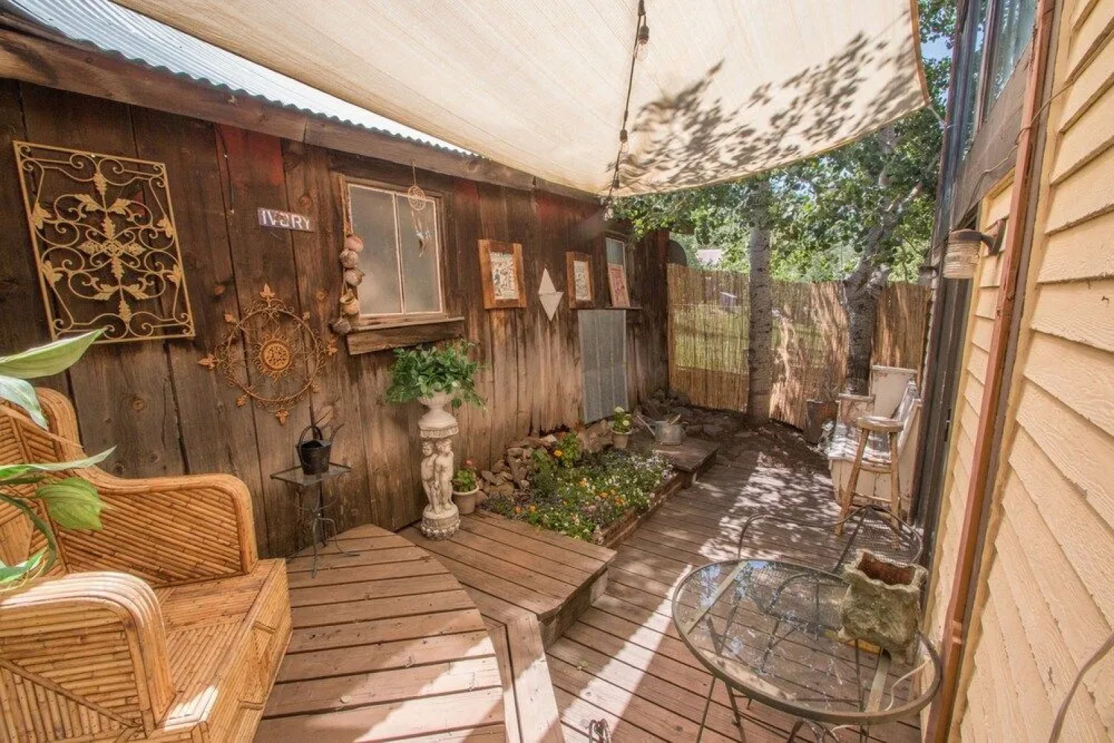 The Mine Shaft Inn Hotel & Hostel