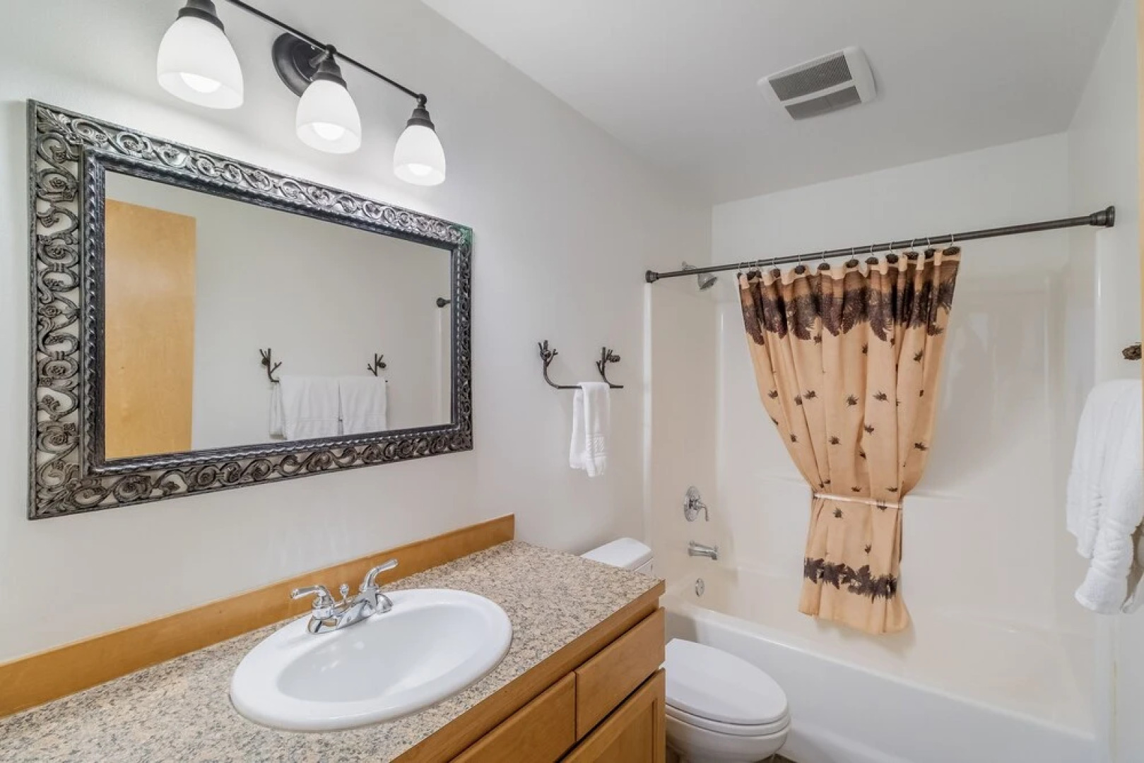 Just Plain Getaway 3 Bedroom Home by NW Comfy Cabins by RedAwning