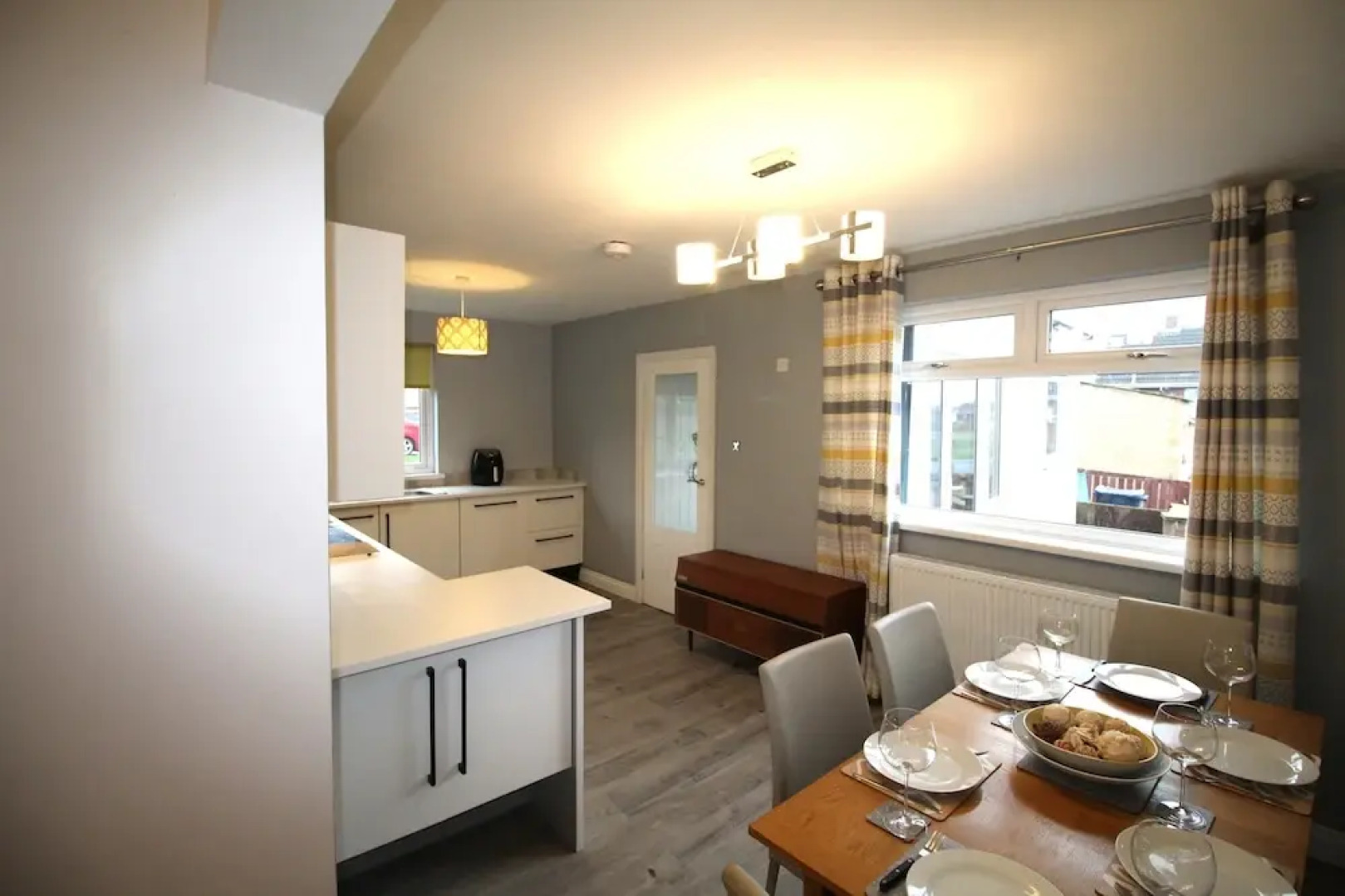 3 Bed House - Sleeps 6 - Parking - Pets - Garden