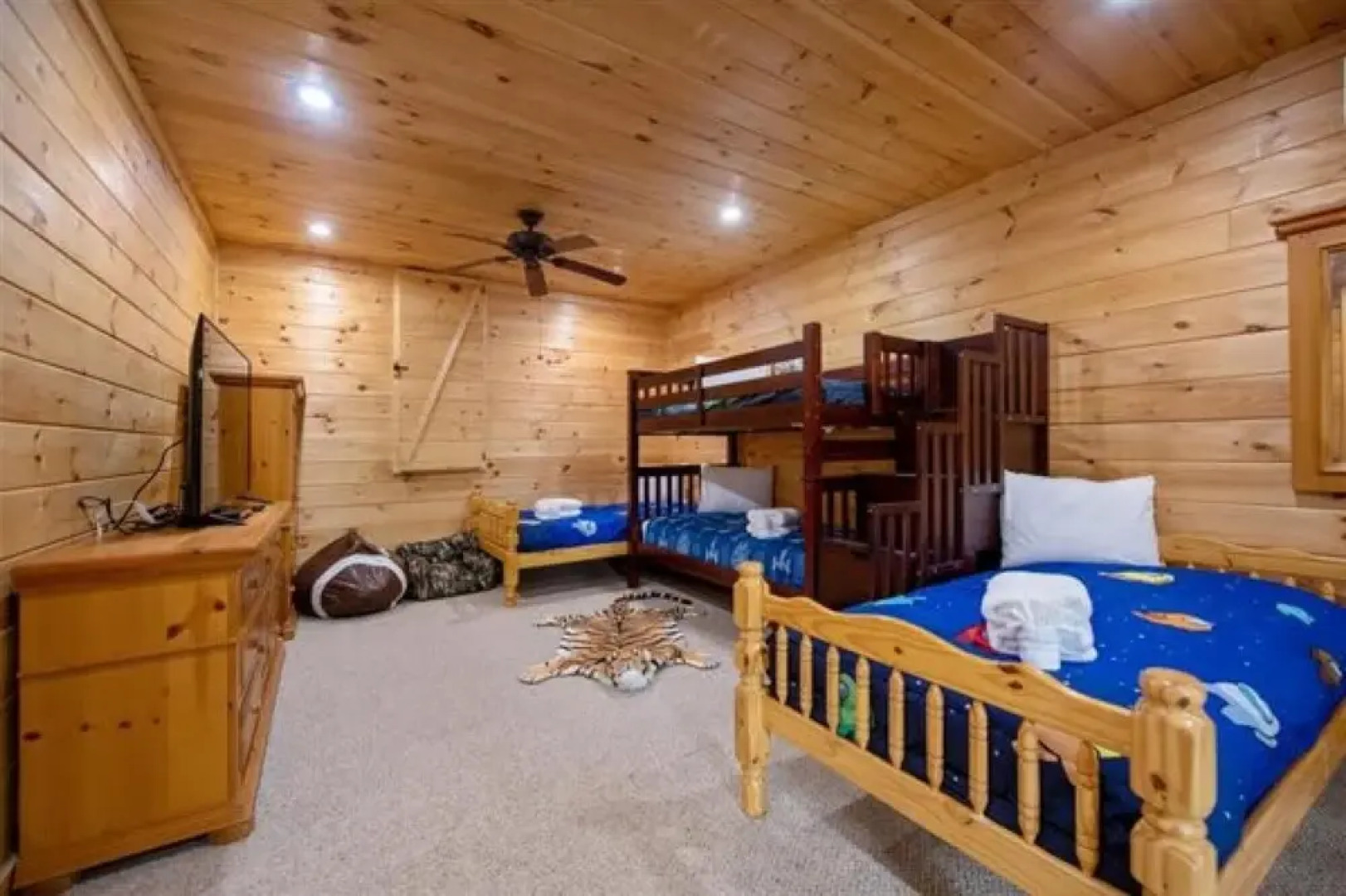 Ricks Retreat Charming Log Cabin Firepit Ping Pong hot tub Close to Blue Ridge