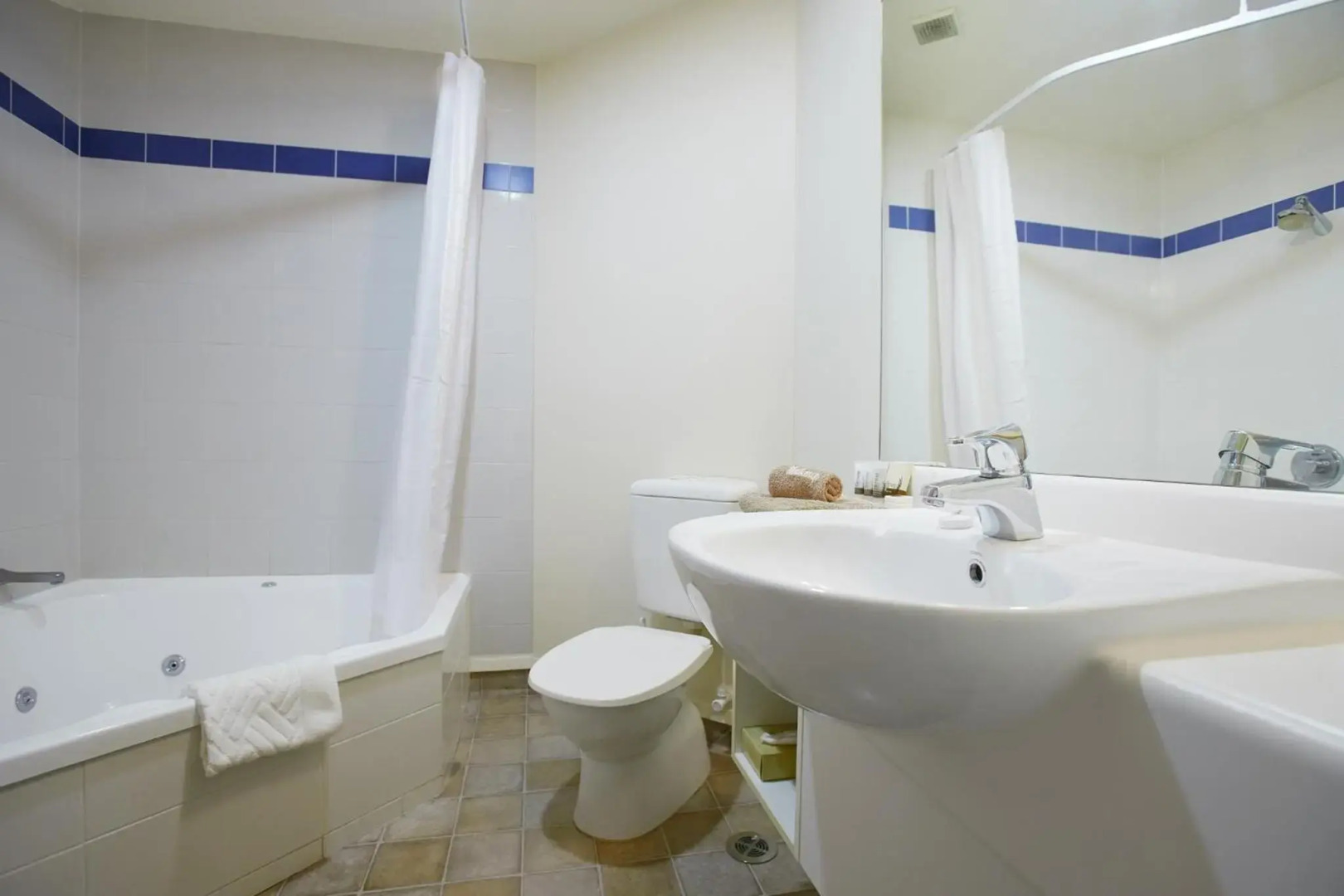 Ventura Inn & Suites Hamilton