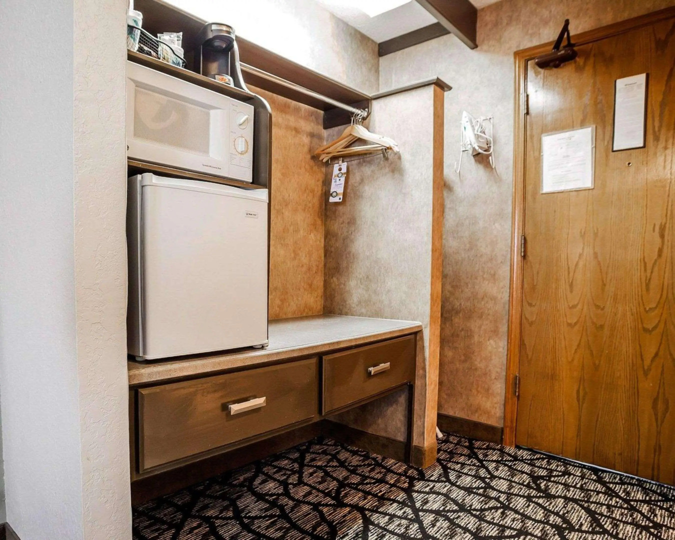 Suburban Studios Kansas City Airport North