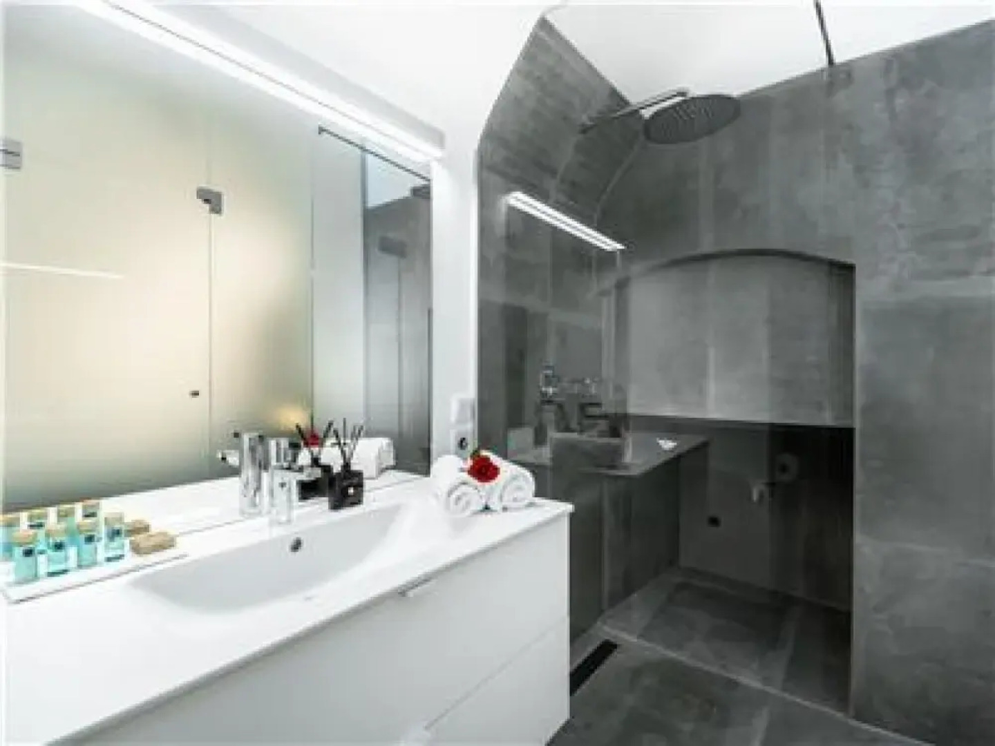 Townhouse Art Collection With Terrace Private Parking King Bed and Air Conditioning