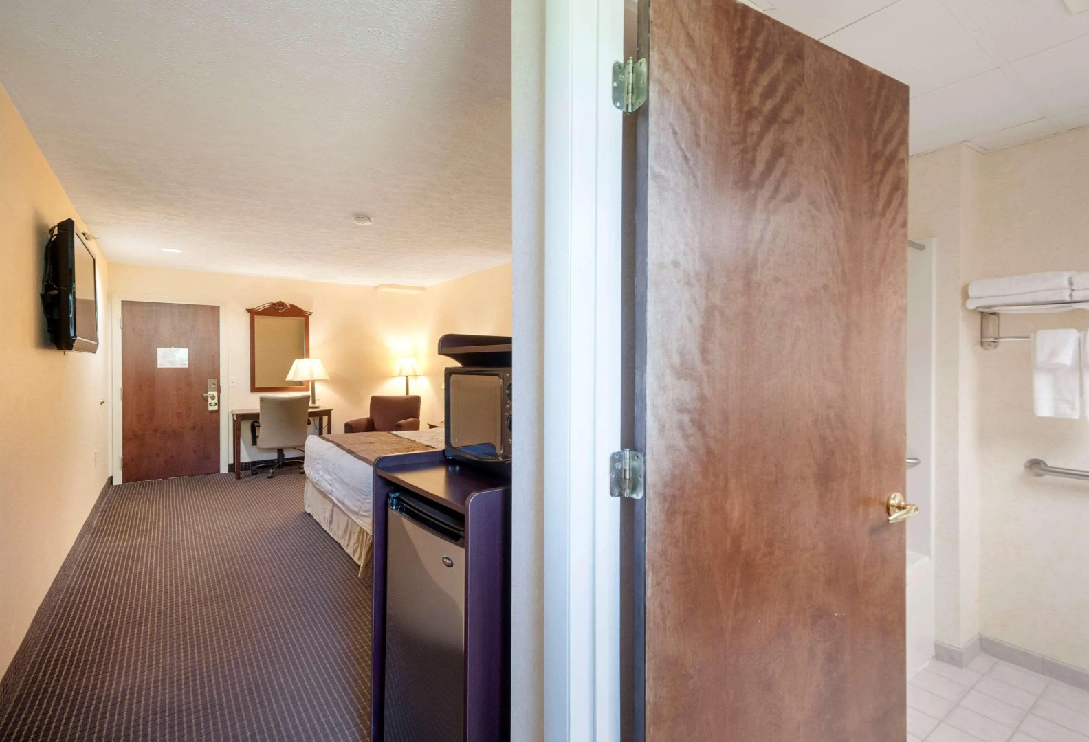 Rodeway Inn & Suites - Charles Town, WV