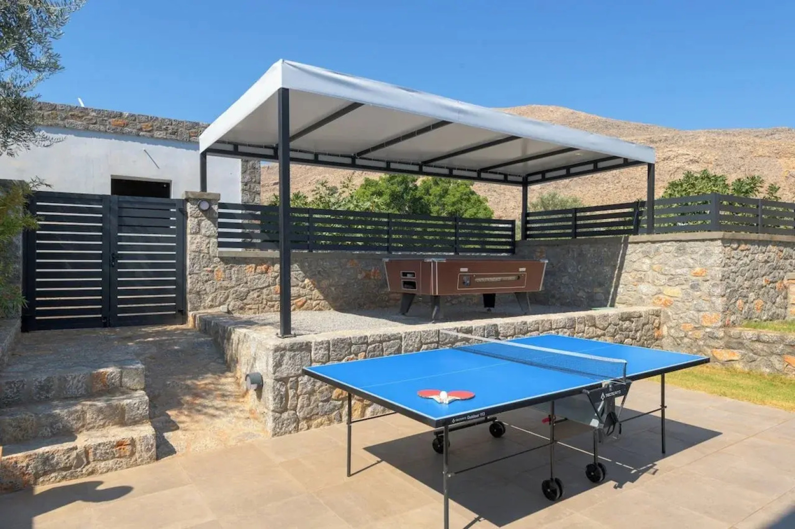 Lambis Studios & Apartments