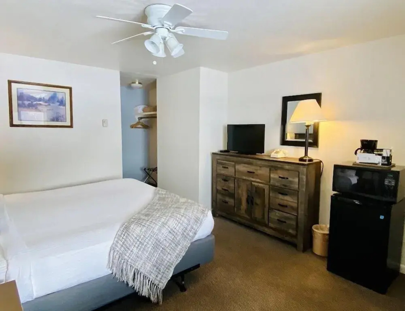 Western Riviera Lakeside Lodging