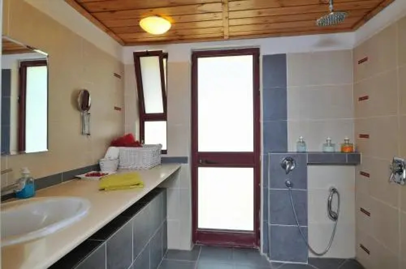 Red and White אדום לבן