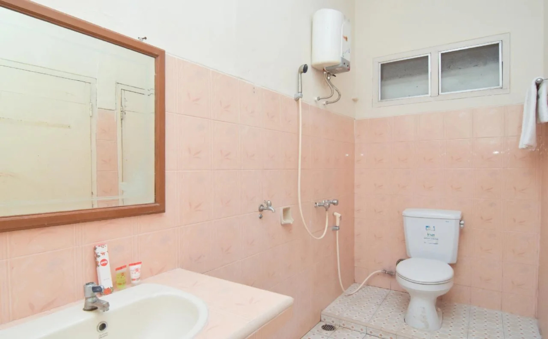 Hotel & Restaurant Basra