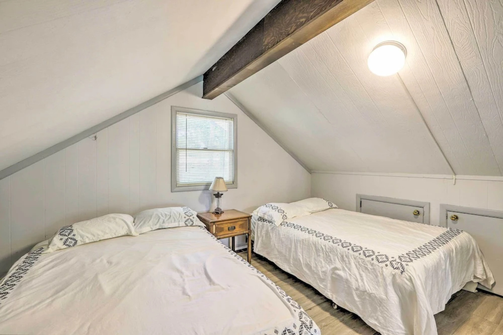 Beautiful Home With Mountain-view Deck + Smart TV