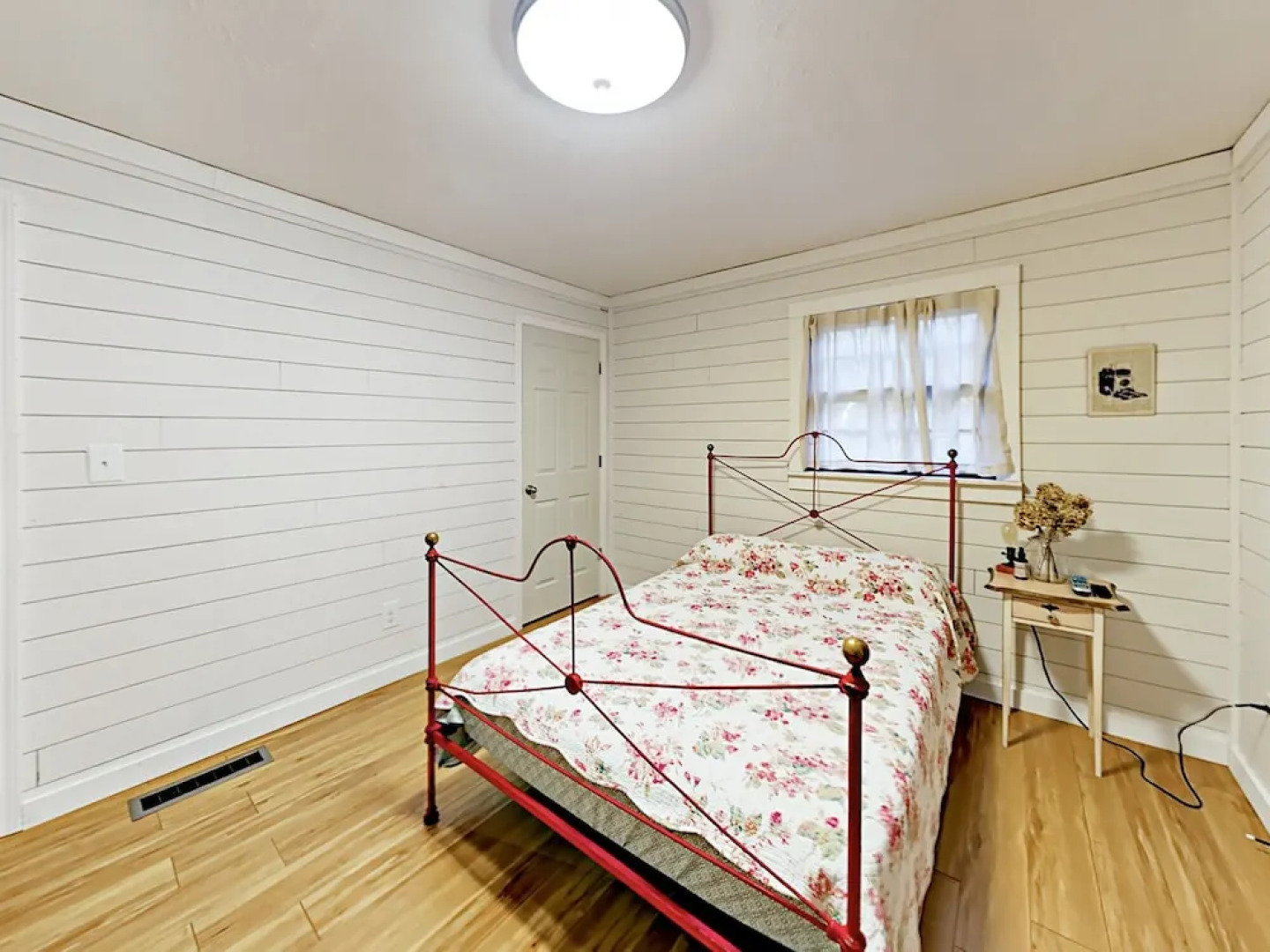 Retro-chic 1920s Bungalow - 2 Bedroom Cabin