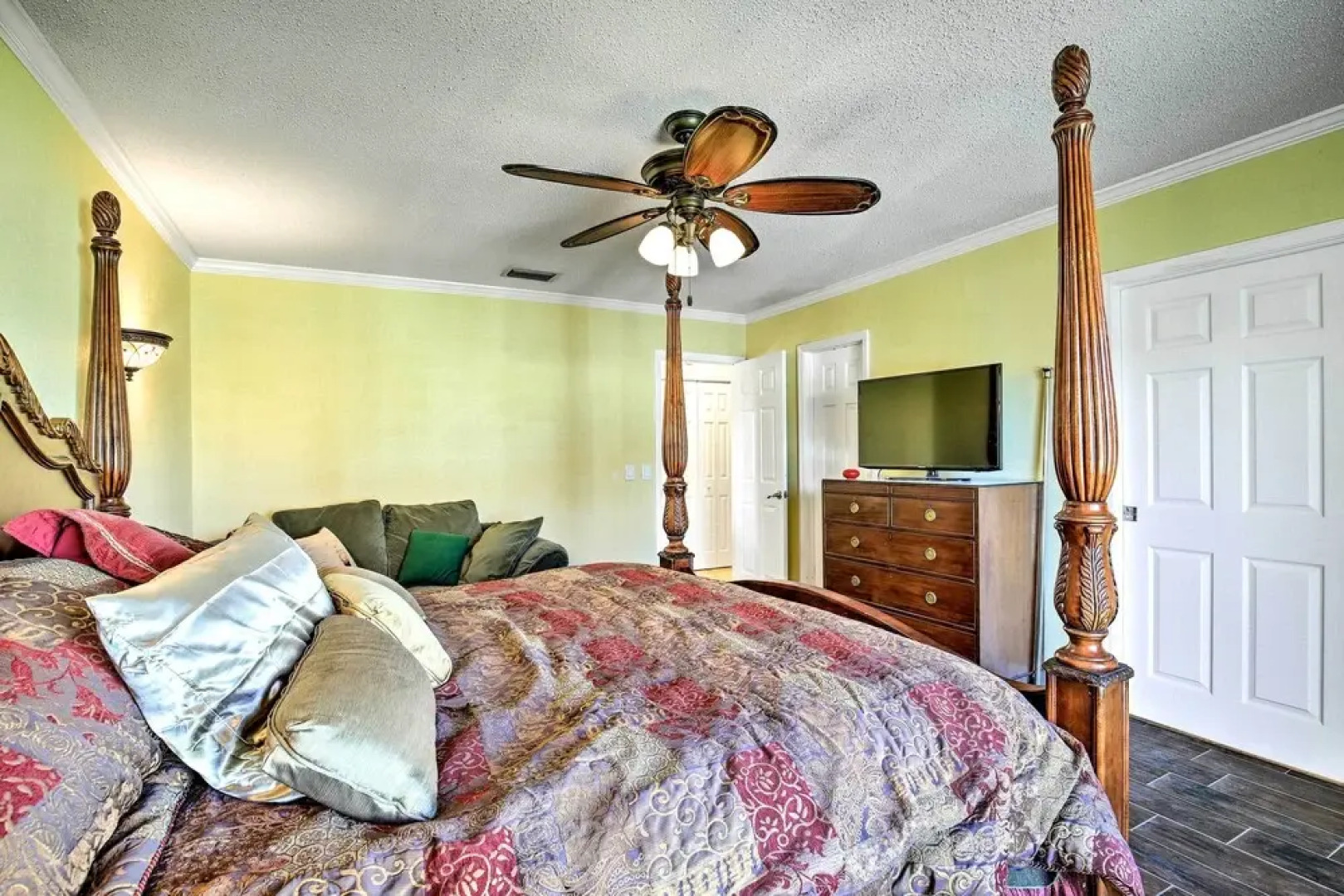 Single-story Home w/ Hot Tub - Pets Welcome!