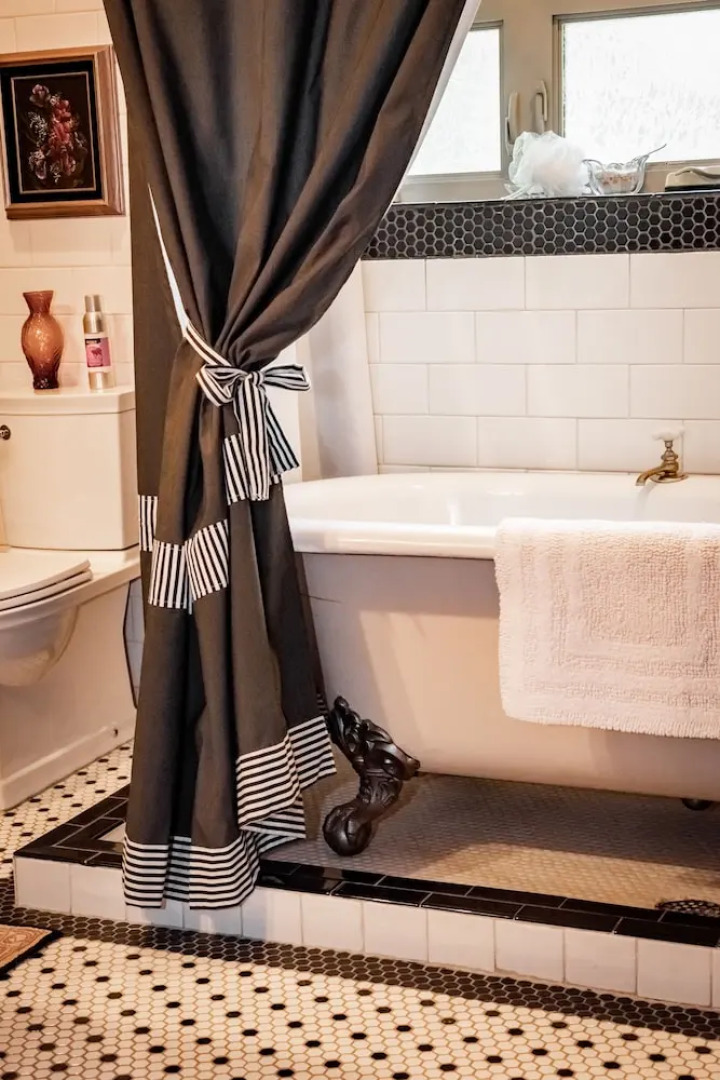 The Rusted Poppy Inn