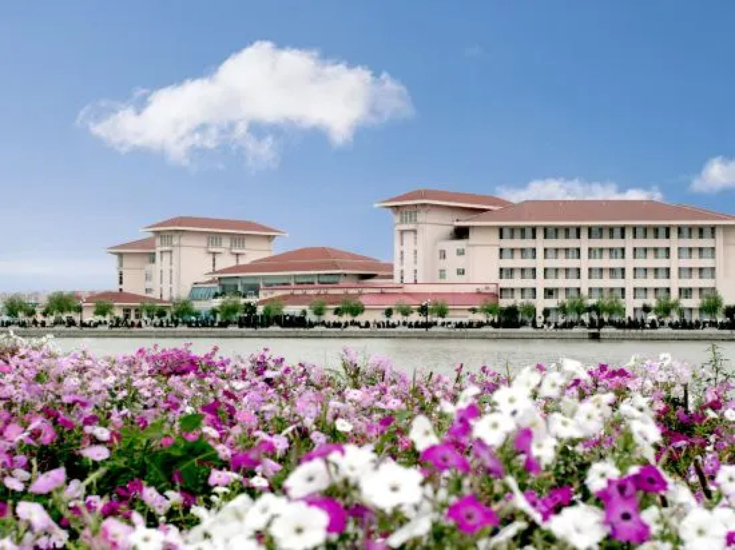 Junhui Jianguo Hotel