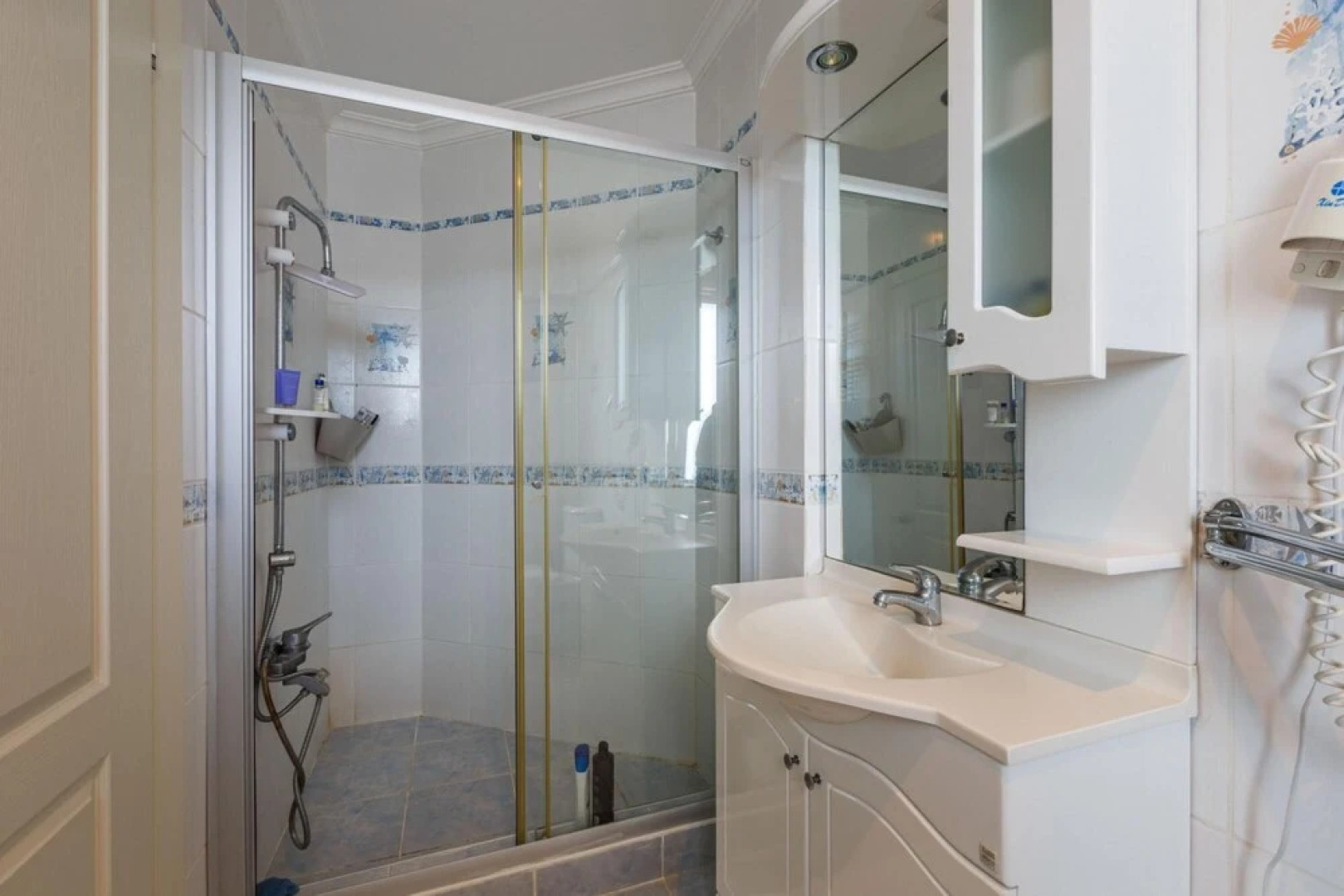 Charming Villa With Pool and Garden in Gebze