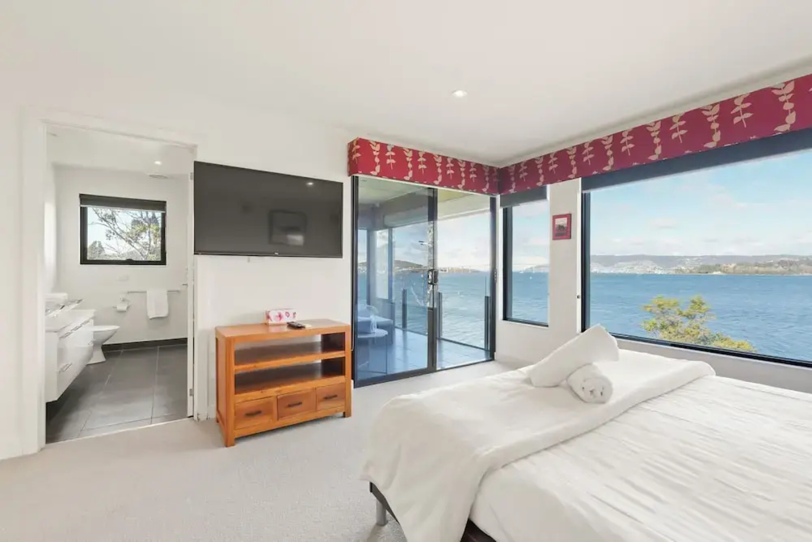 Waterfront Home - Gorgeous Views - 2 Bed