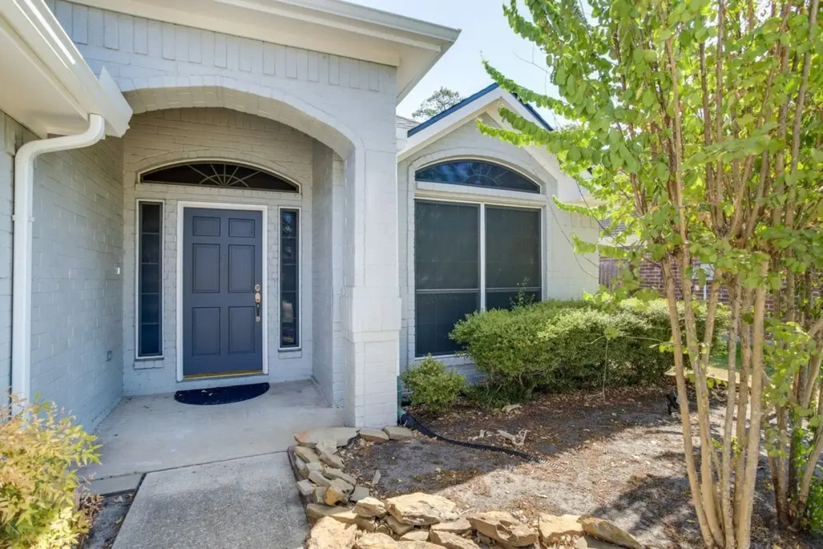 Pet-friendly Spring Home - 4 Mi to Six Flags!