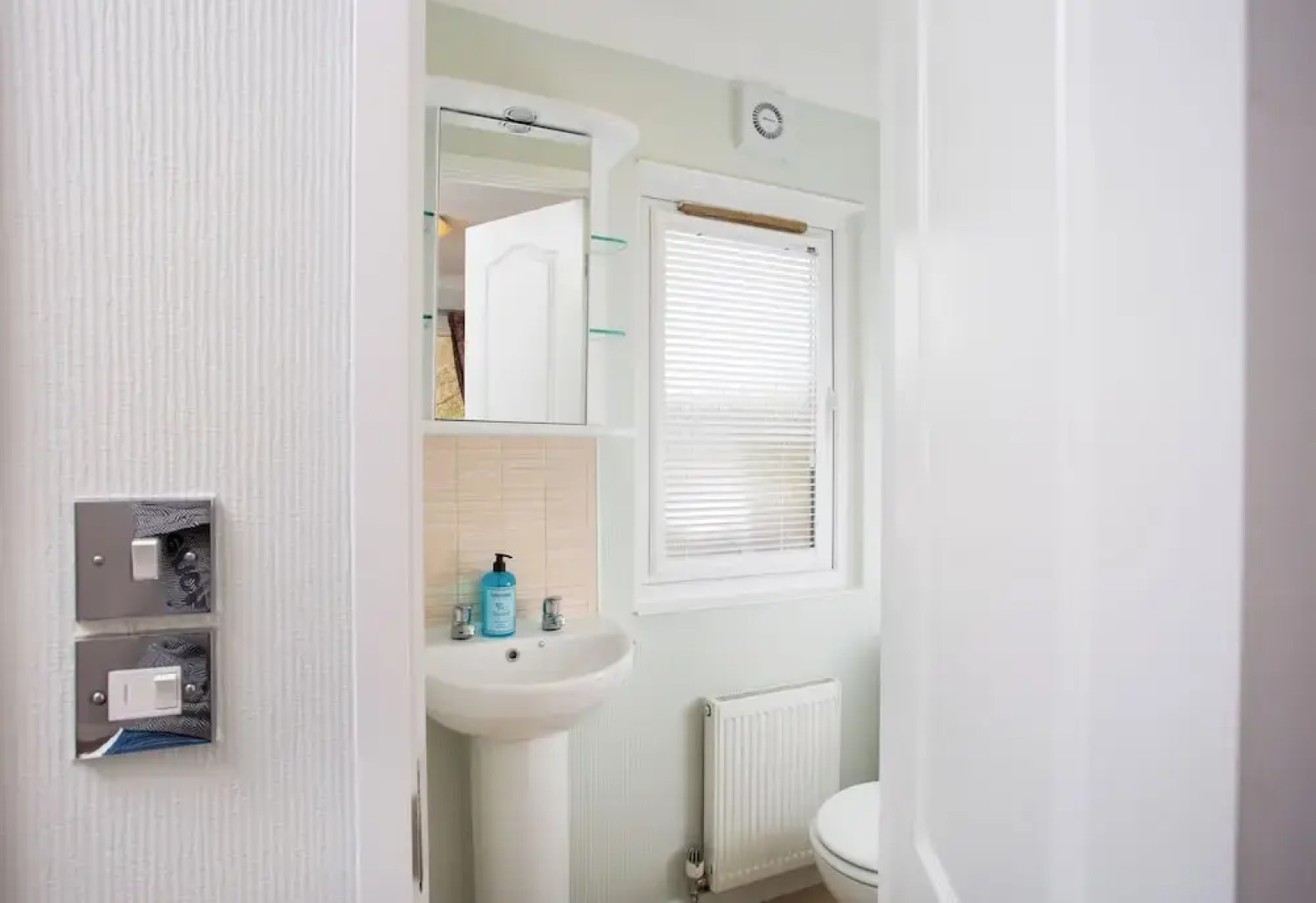 Bluebell Lodge - Sleeps 4,hot Tub, Loch & Woodland