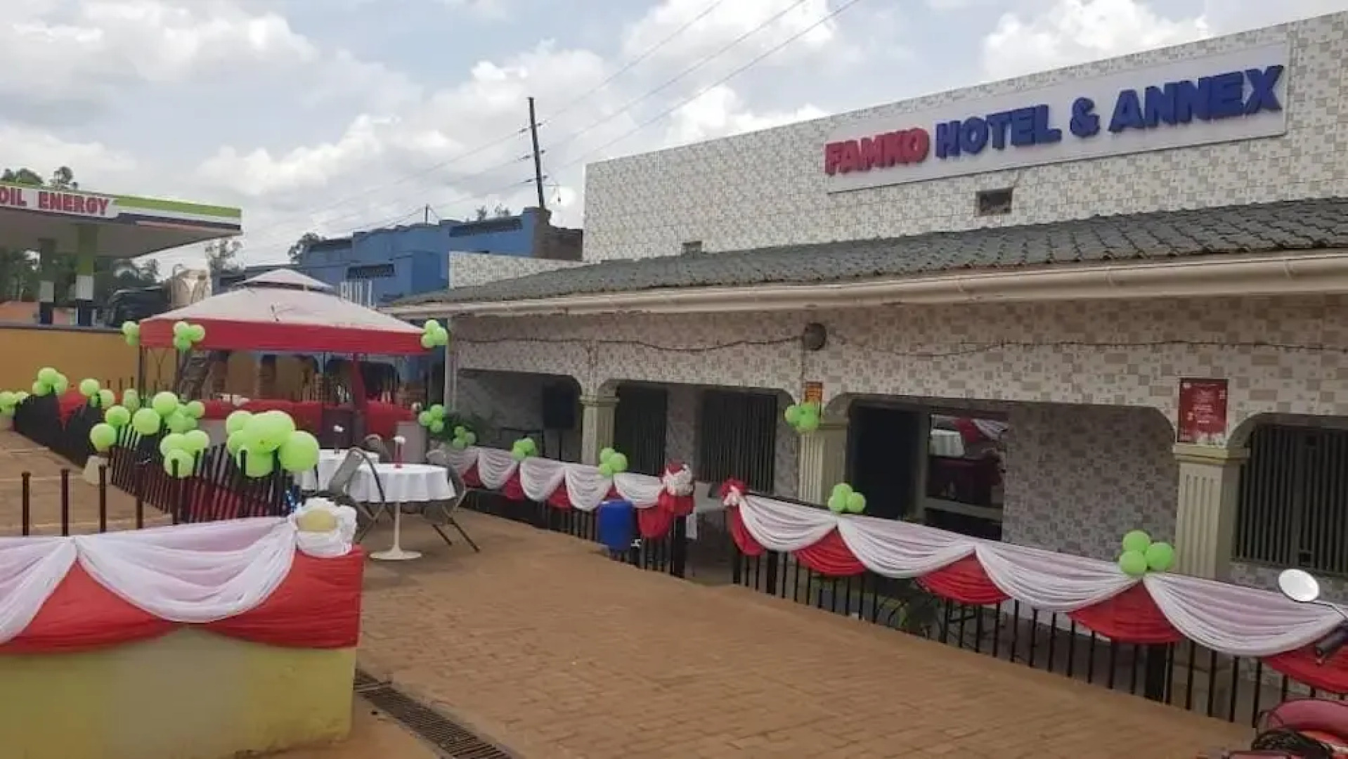 Famko Hotel - Sleeps 24 - Parking - Garden