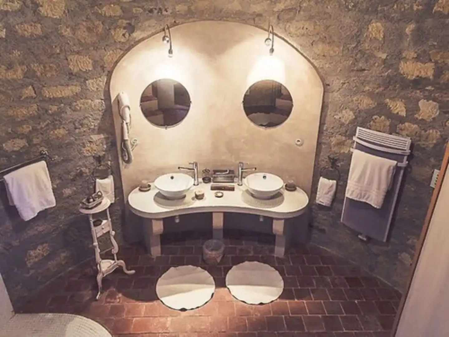 Gorgeous Manor With Private Heated Swimming Pool, in the Heart of an oak Forest