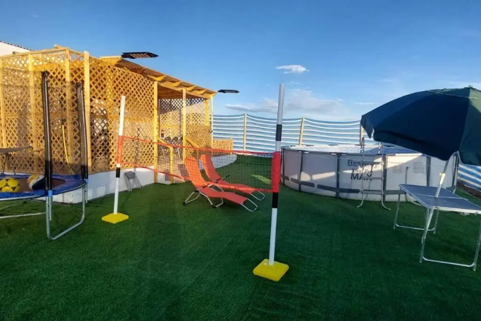 Cabaña con piscina, vista al Oasís de Pica.