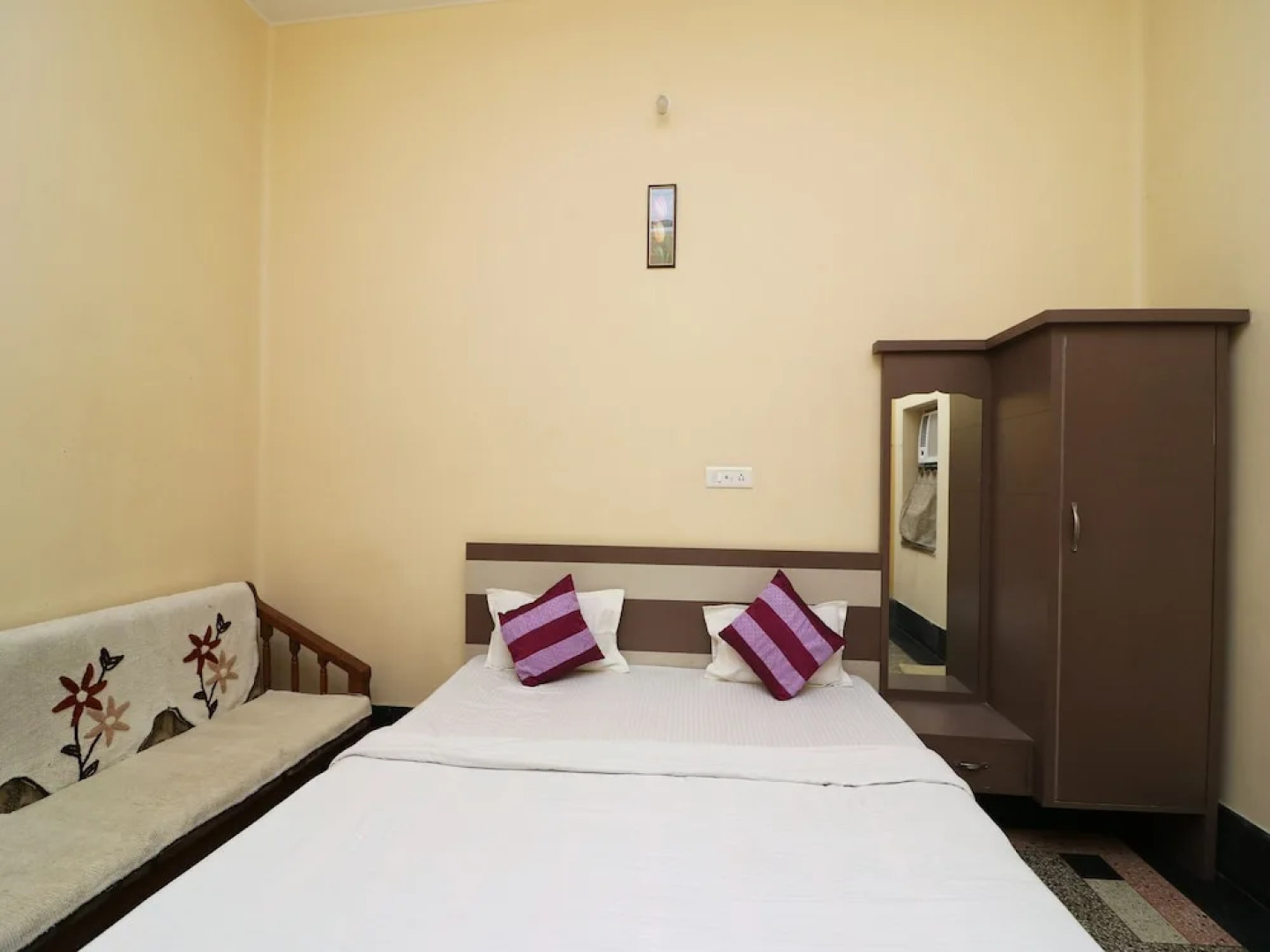 Spot On 39527 Hotel Saraogi