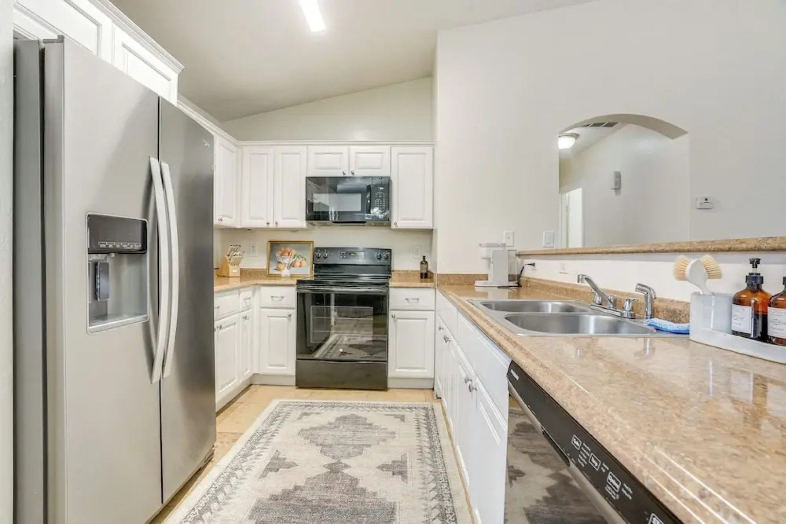 6 Mi to State Farm Stadium: Avondale Family Home!