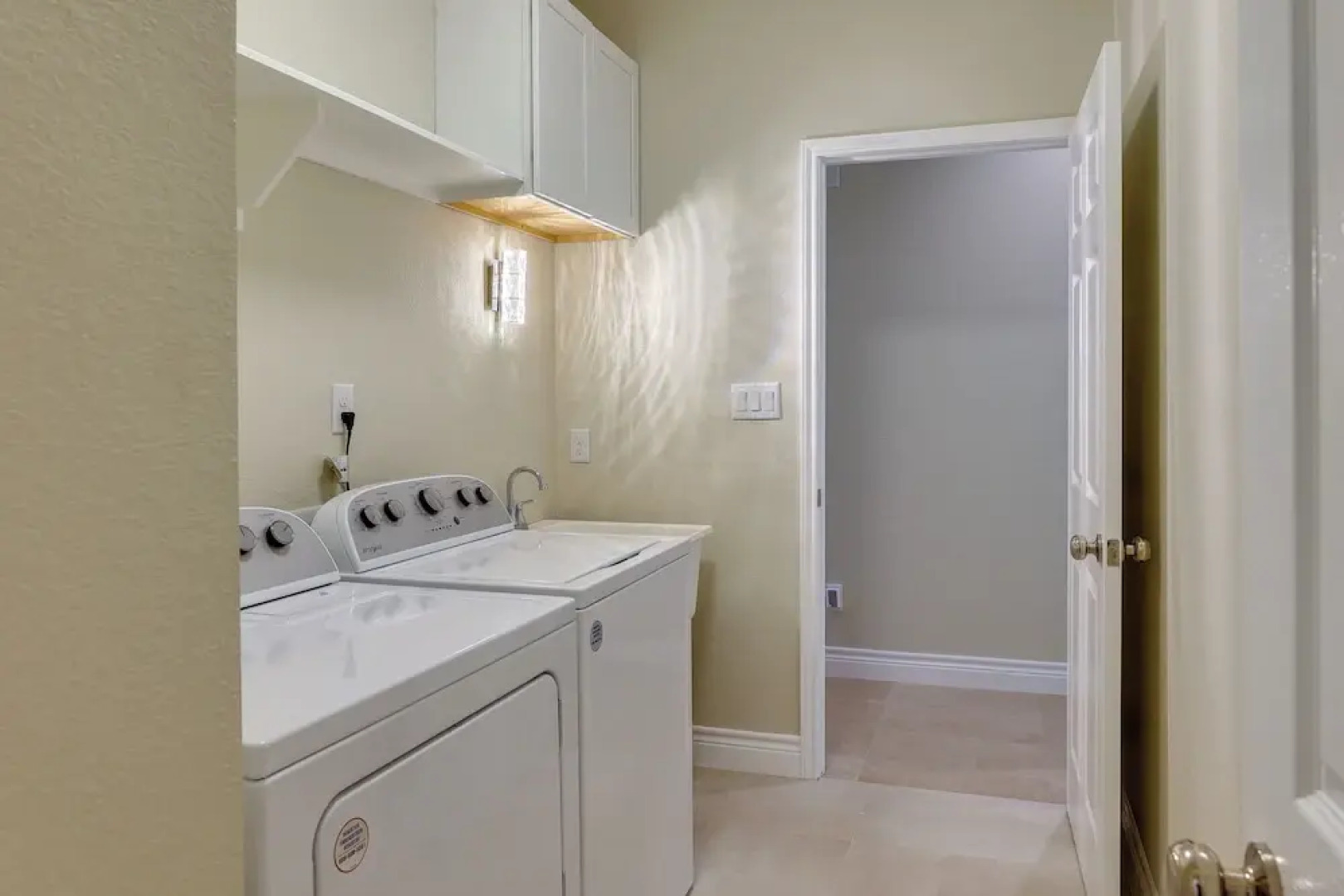 Charming Willis Hideaway < 1 Mi to Lake Conroe!