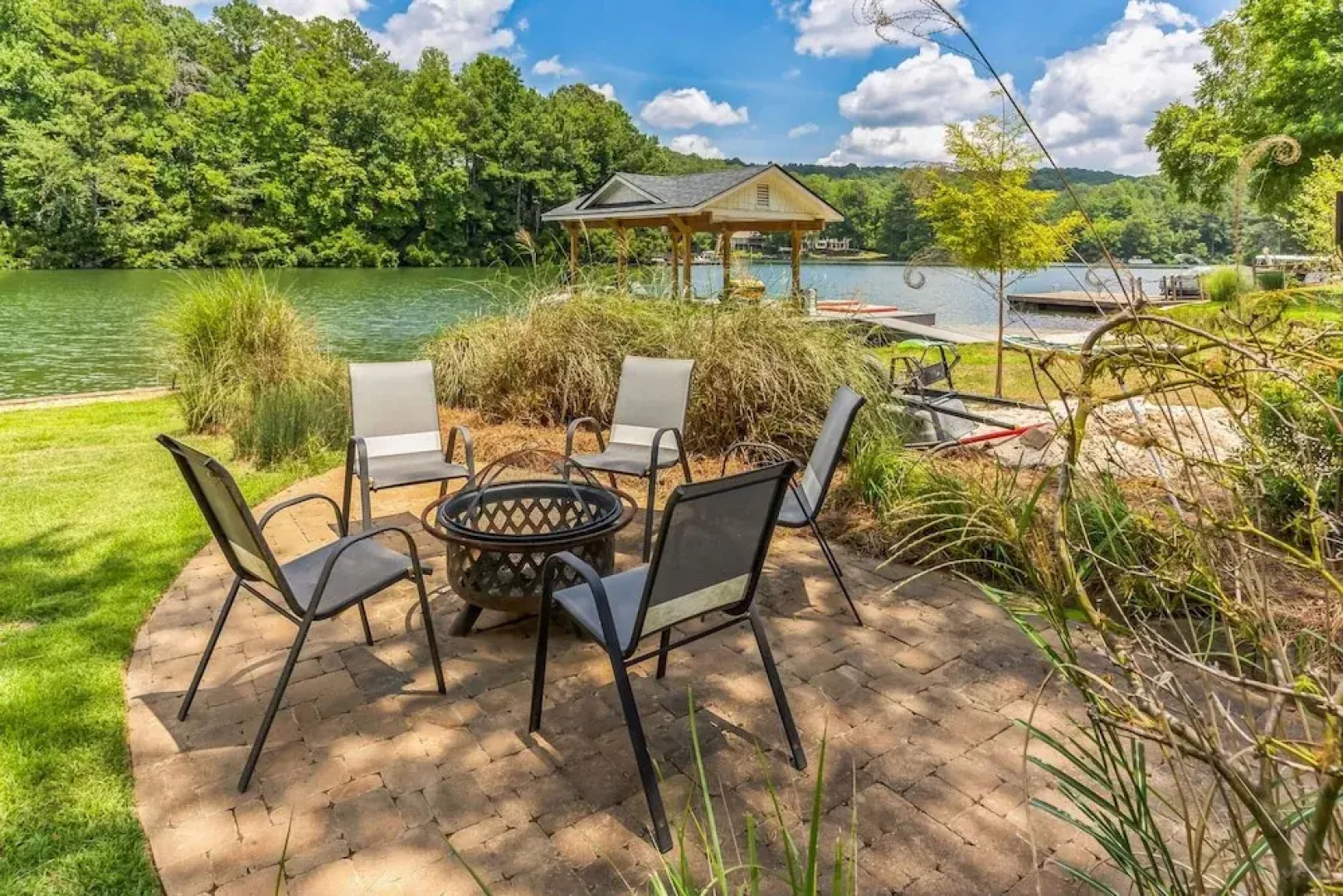 The Blue Flamingo 5 Bedroom Home By Redawning