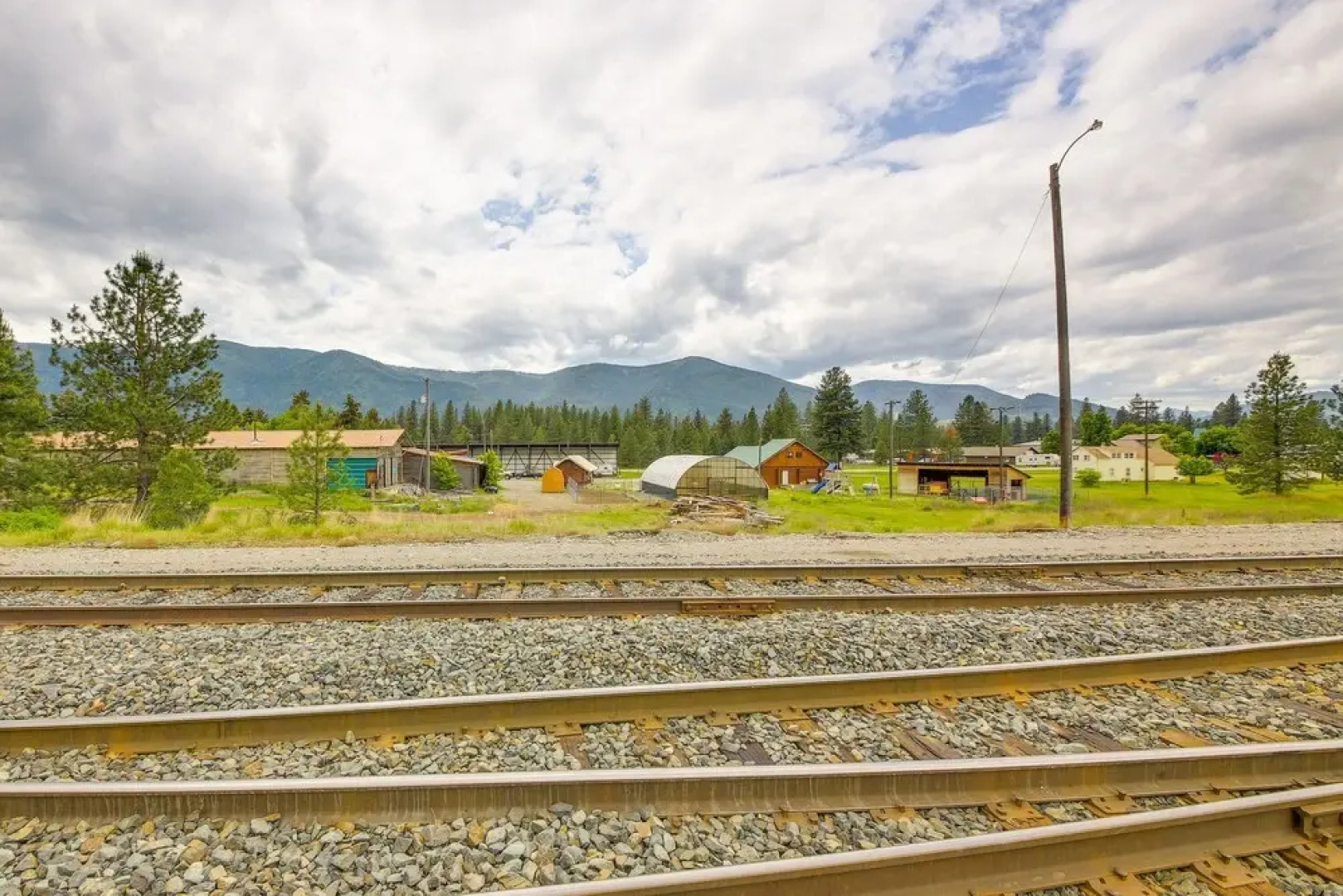 Cozy Thompson Falls Cabin w/ Mountain Views