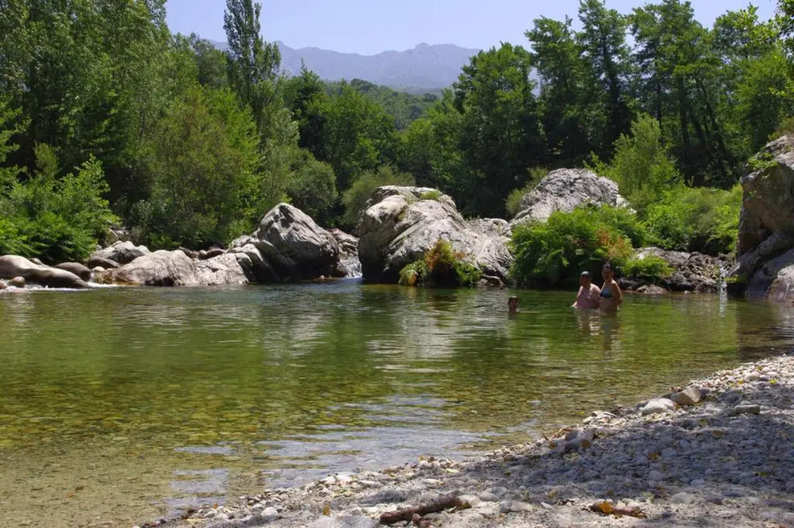 Chambre INDEPENDANTE et aménagée 25 kms Ajaccio