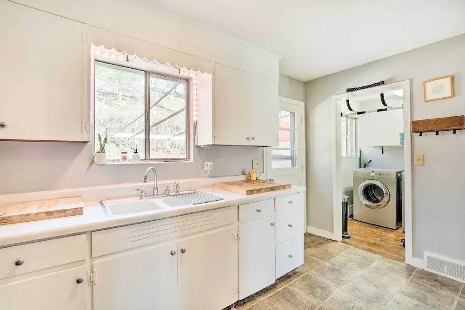 Arden Bungalow w/ Fire Pit: Near Lake Julian Park