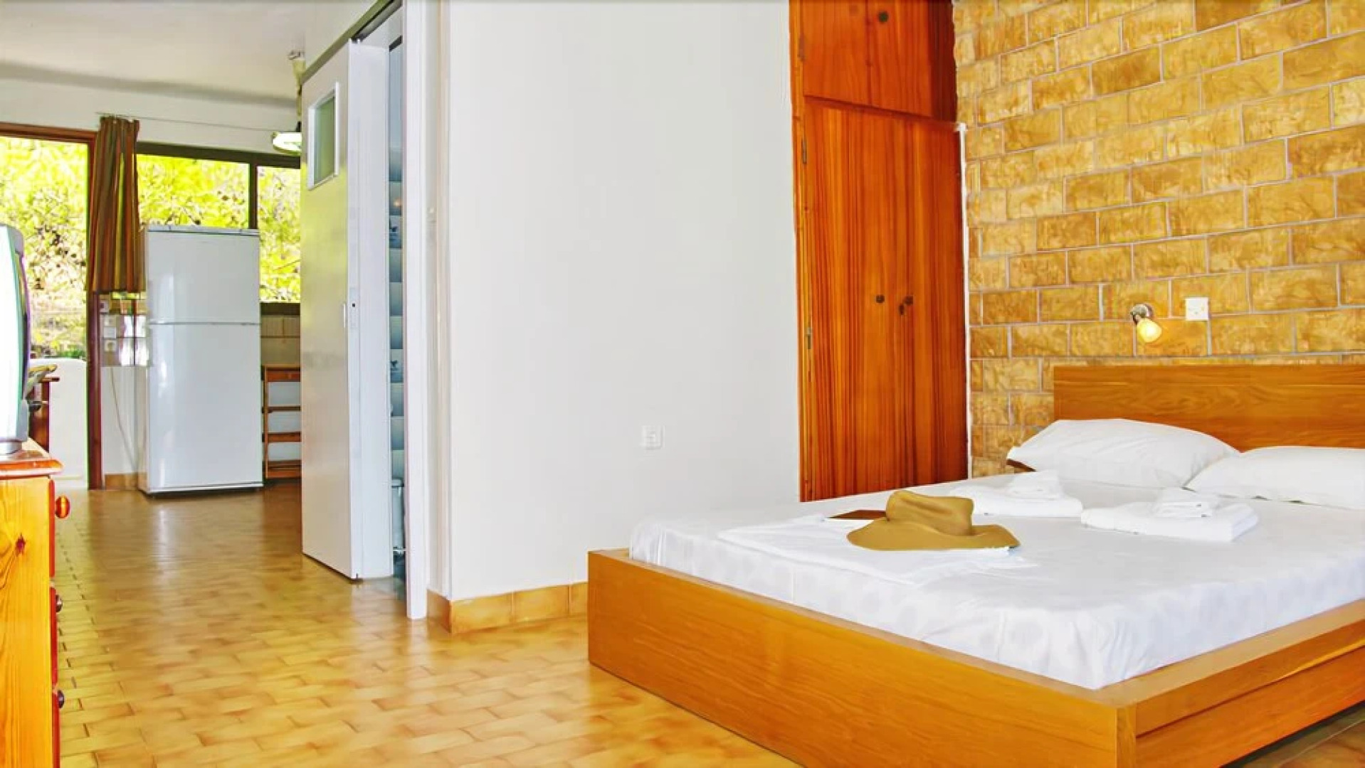 Lions2 Studios and Apartments