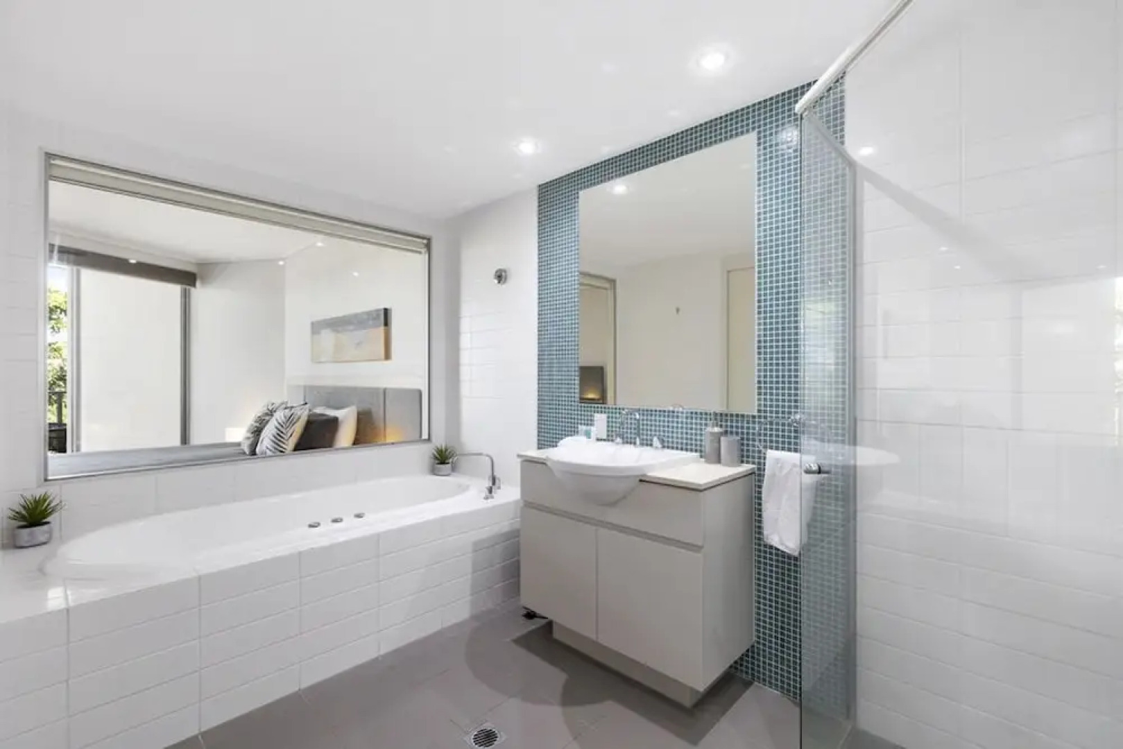 Resort & Spa 2306/07 Ocean Glimpses